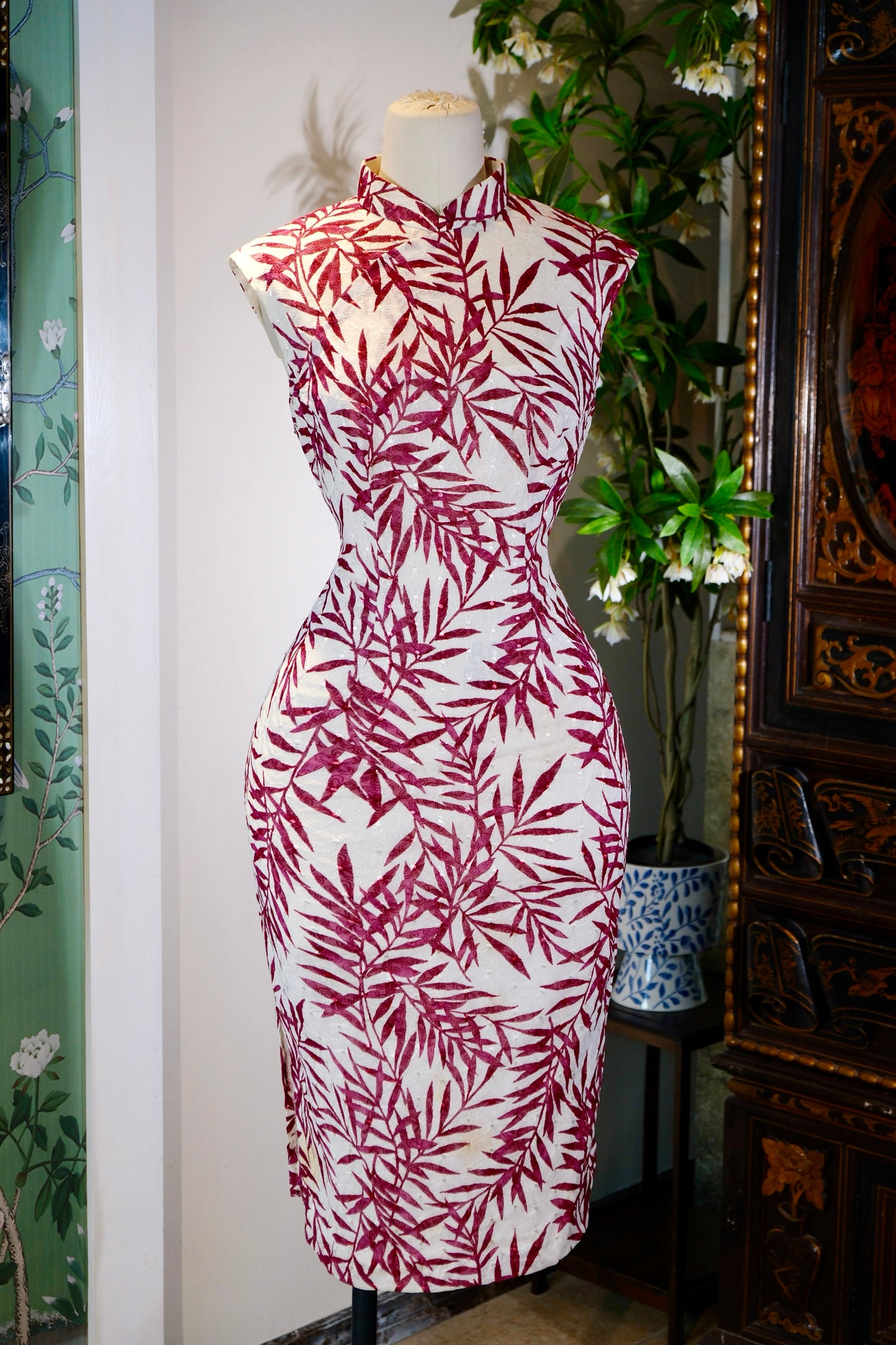 60年代 - 竹影摇红·1960s意产机绣港制旗袍 | 1960s - Bamboo Shadows in Crimson: A 1960s Hong Kong Qipao with Italian Machine Embroidery