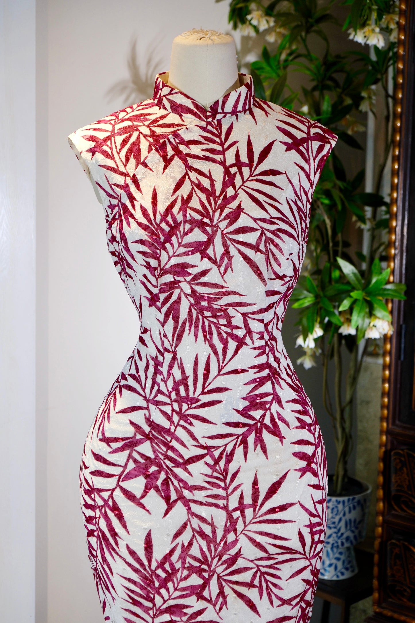 60年代 - 竹影摇红·1960s意产机绣港制旗袍 | 1960s - Bamboo Shadows in Crimson: A 1960s Hong Kong Qipao with Italian Machine Embroidery