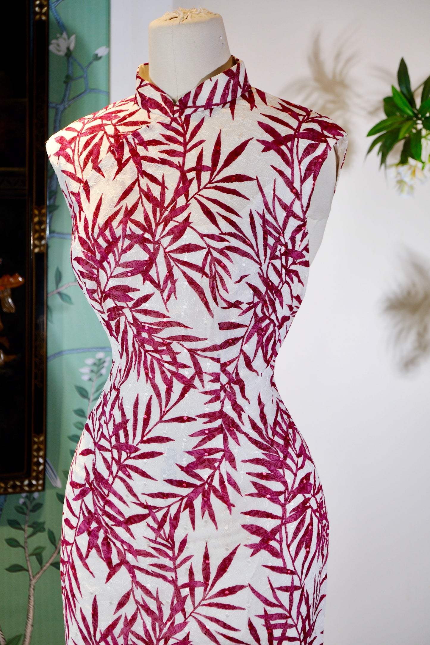 60年代 - 竹影摇红·1960s意产机绣港制旗袍 | 1960s - Bamboo Shadows in Crimson: A 1960s Hong Kong Qipao with Italian Machine Embroidery