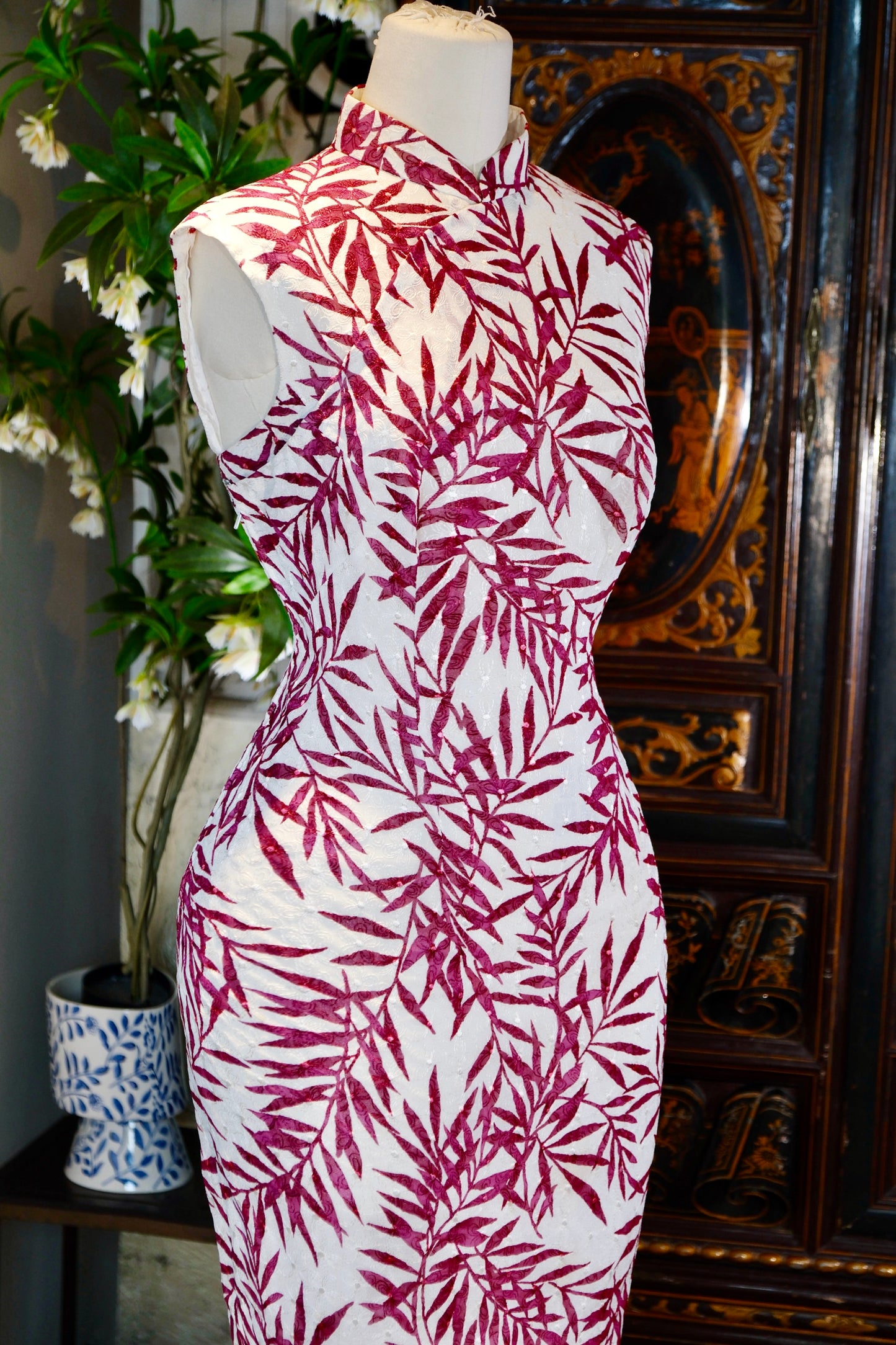 60年代 - 竹影摇红·1960s意产机绣港制旗袍 | 1960s - Bamboo Shadows in Crimson: A 1960s Hong Kong Qipao with Italian Machine Embroidery