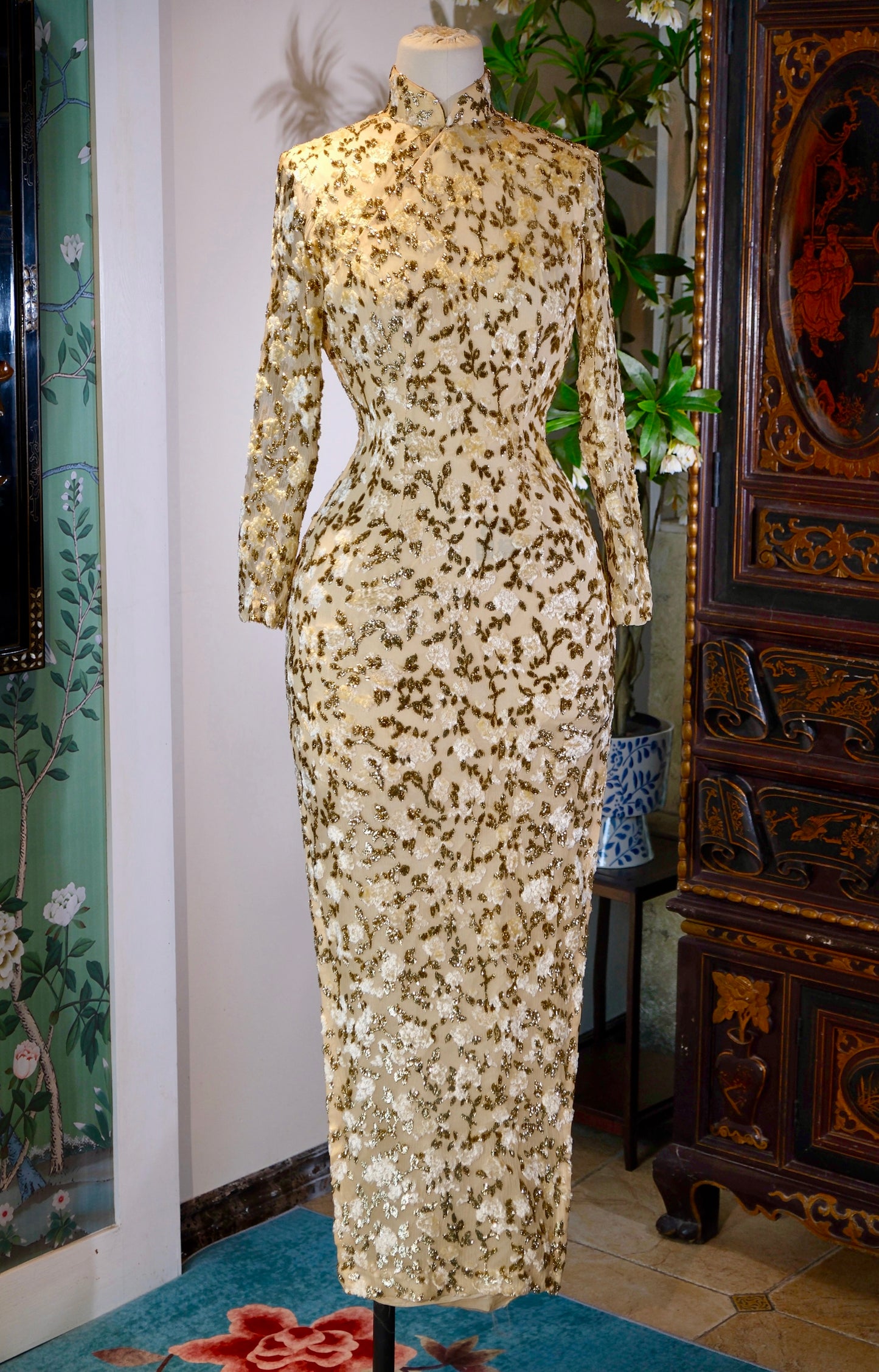 60年代 - 金枝玉叶——六十年代港产意大利丝绒旗袍 | 1960s - Gold Branches and Jade Leaves: A 1960s Hong Kong Qipao in Italian Gold-Woven Velvet