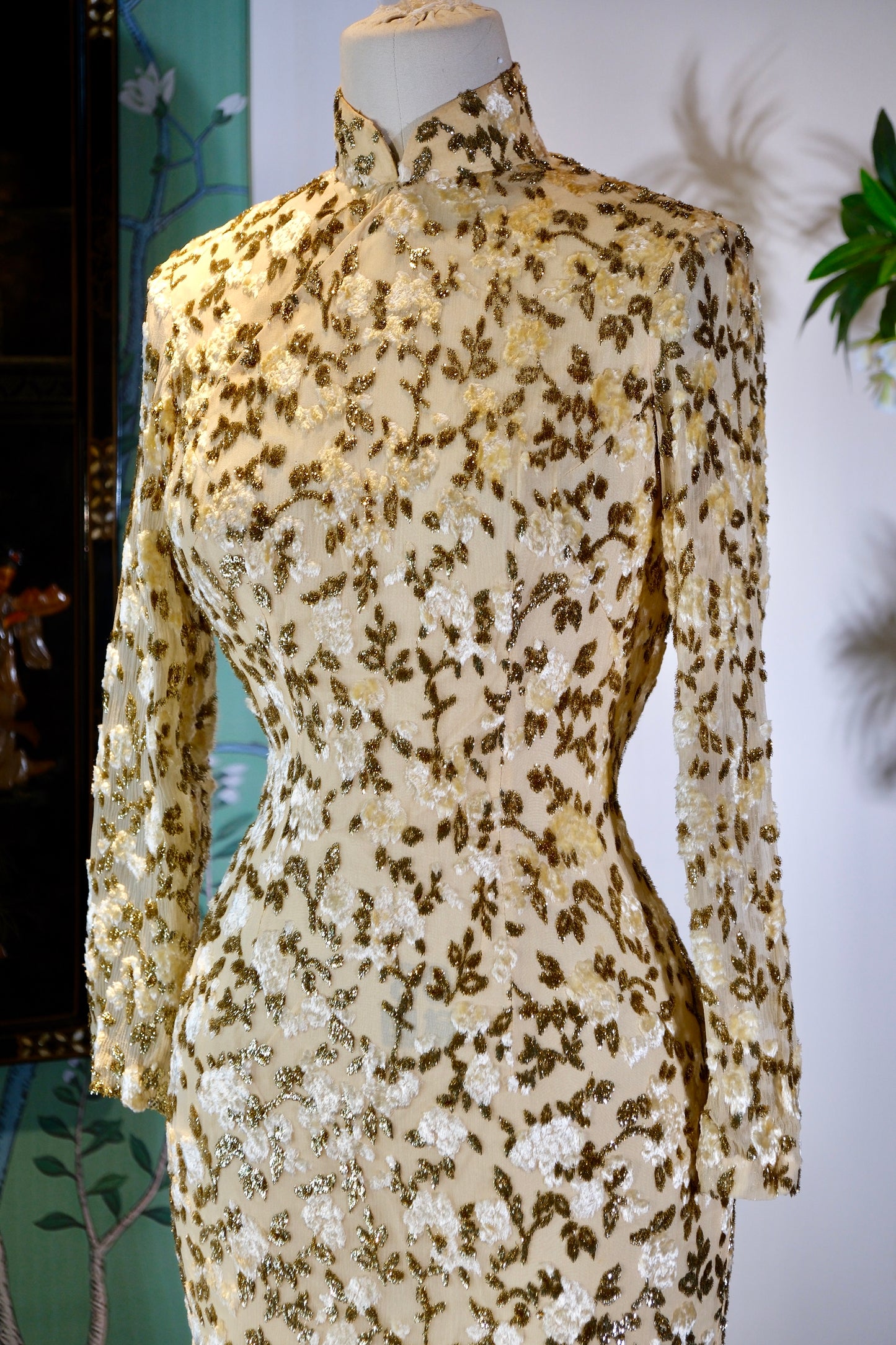60年代 - 金枝玉叶——六十年代港产意大利丝绒旗袍 | 1960s - Gold Branches and Jade Leaves: A 1960s Hong Kong Qipao in Italian Gold-Woven Velvet