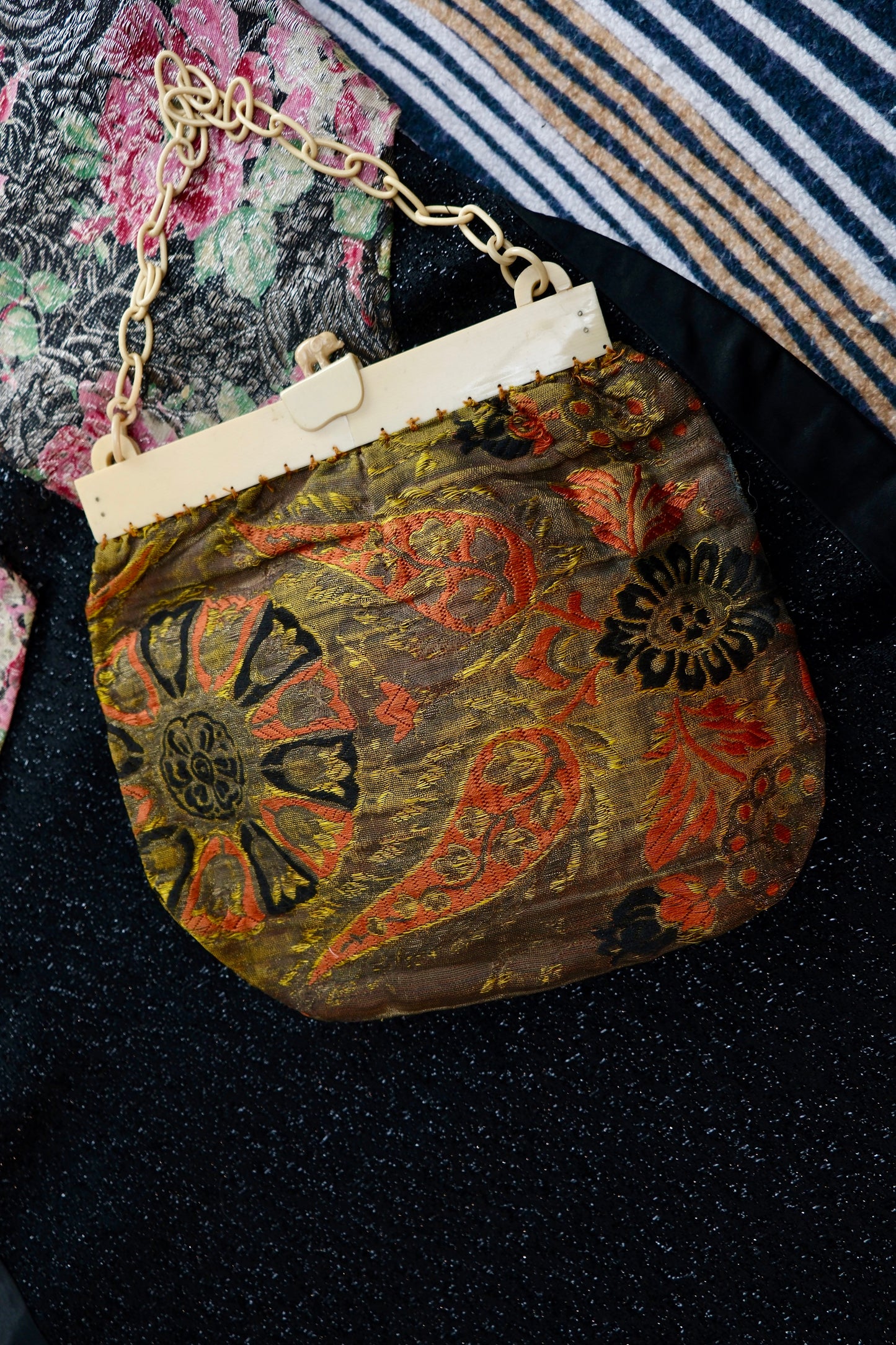1920s金缕织梦：一只赛璐珞扣锁住爵士时代的流光 | 1920s Dreams Woven in Gold: A Celluloid Clasp Locking the Radiance of the Jazz Age