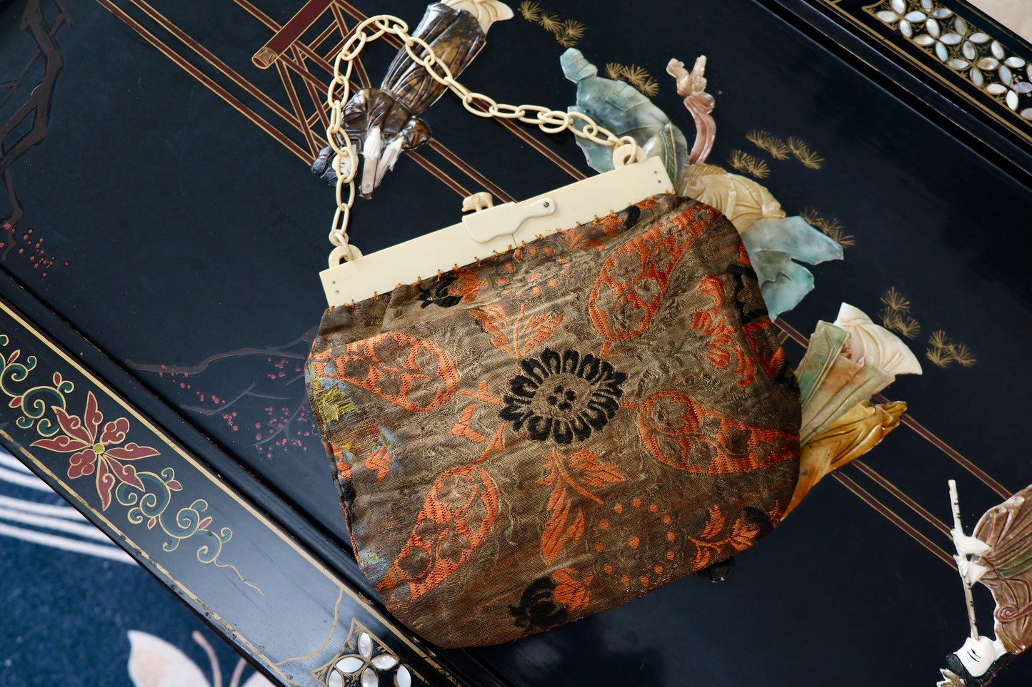 1920s金缕织梦：一只赛璐珞扣锁住爵士时代的流光 | 1920s Dreams Woven in Gold: A Celluloid Clasp Locking the Radiance of the Jazz Age