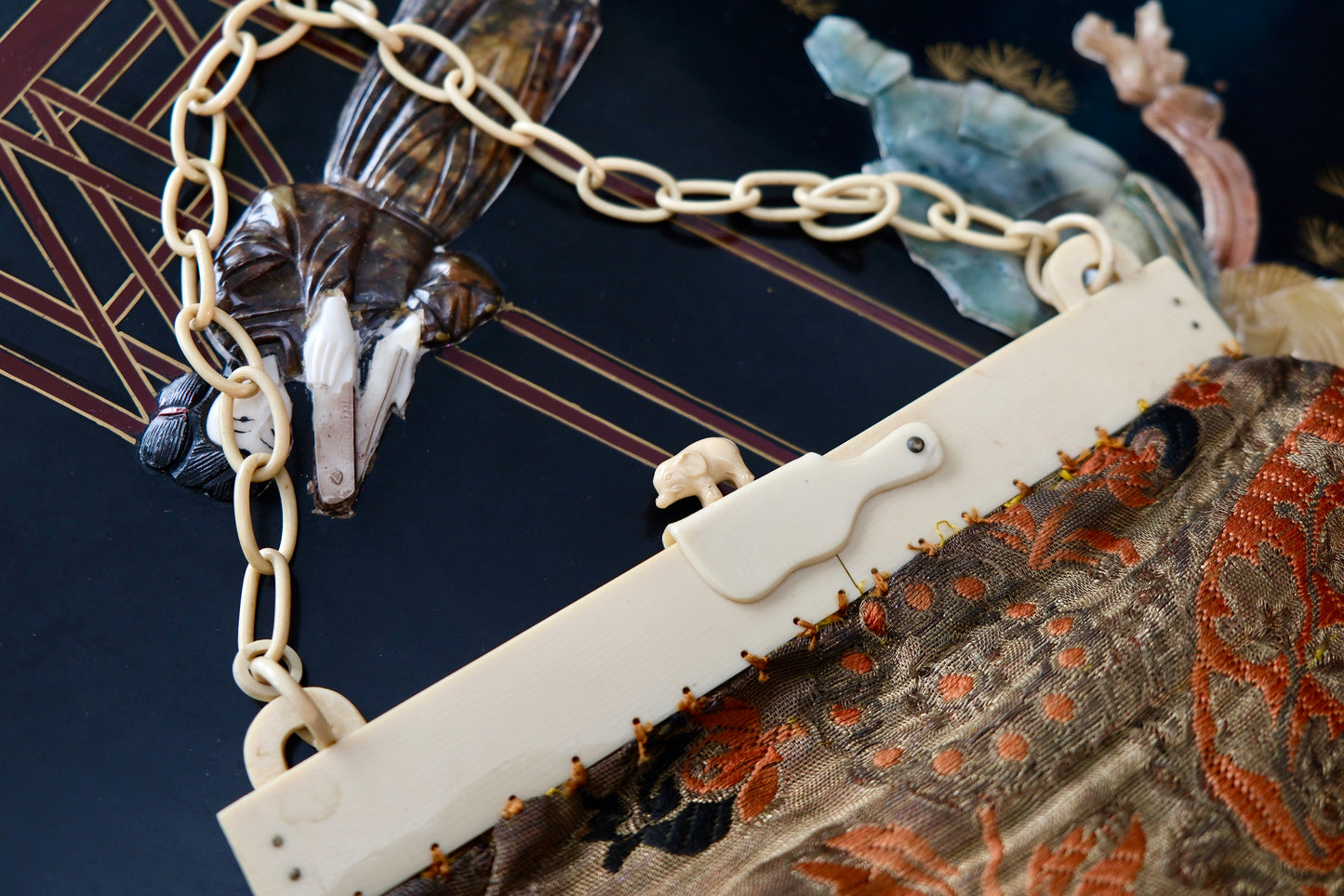 1920s金缕织梦：一只赛璐珞扣锁住爵士时代的流光 | 1920s Dreams Woven in Gold: A Celluloid Clasp Locking the Radiance of the Jazz Age