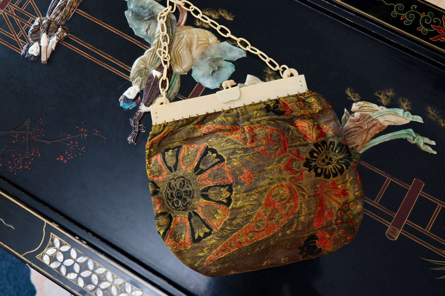 1920s金缕织梦：一只赛璐珞扣锁住爵士时代的流光 | 1920s Dreams Woven in Gold: A Celluloid Clasp Locking the Radiance of the Jazz Age