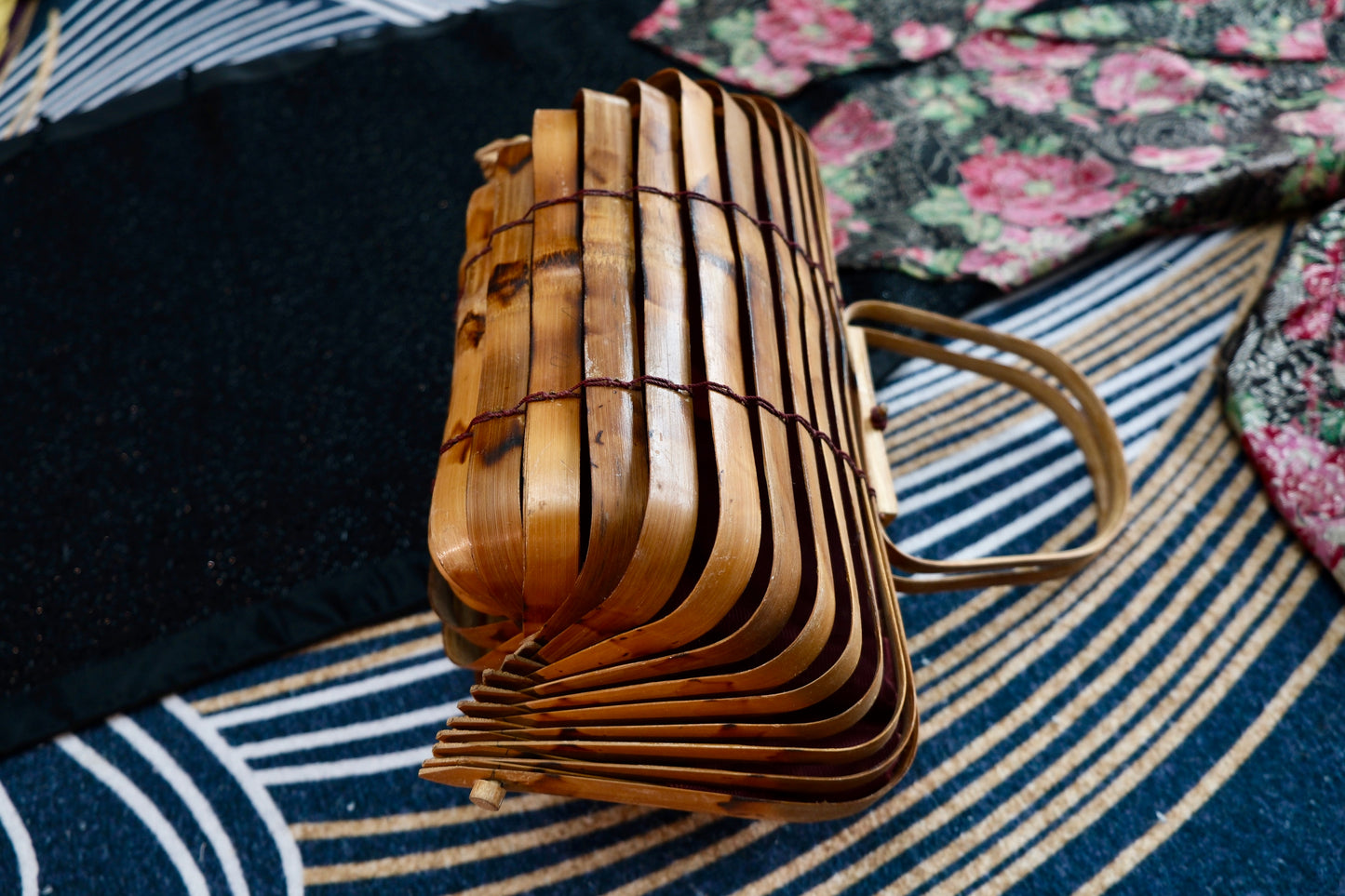 民国Art Deco竹编包：竹骨生花，时光里的几何诗篇 | Republic Era Art Deco Bamboo Bag: Blossoms on Bamboo Ribs, a Geometric Poem in Time