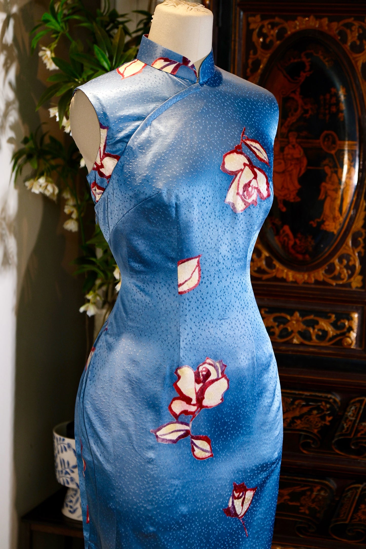 客定结缘 -【溯源·藏珍】——「蓝调·花影」60年代香港正绢旗袍 | Customized Design - 【Suyuan · Treasured Collection】— "Azure Silhouette" 1960s Hong Kong Style Bespoke Silk Qipao