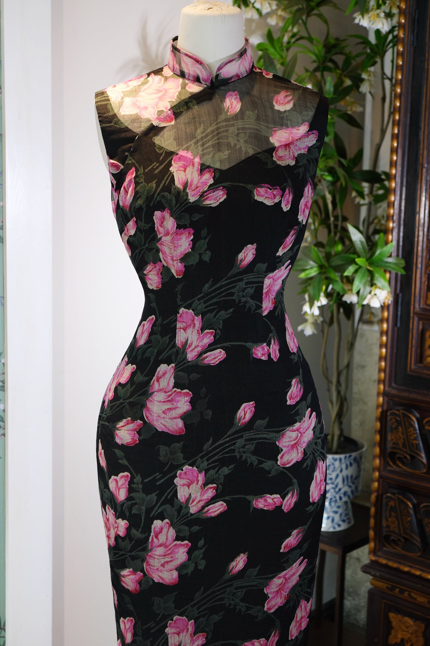 客定结缘 - 墨底粉娇·五十年代古董真丝旗袍 | Customized Design - Peony Bloom in Obsidian: A 1950s Antique Silk Qipao