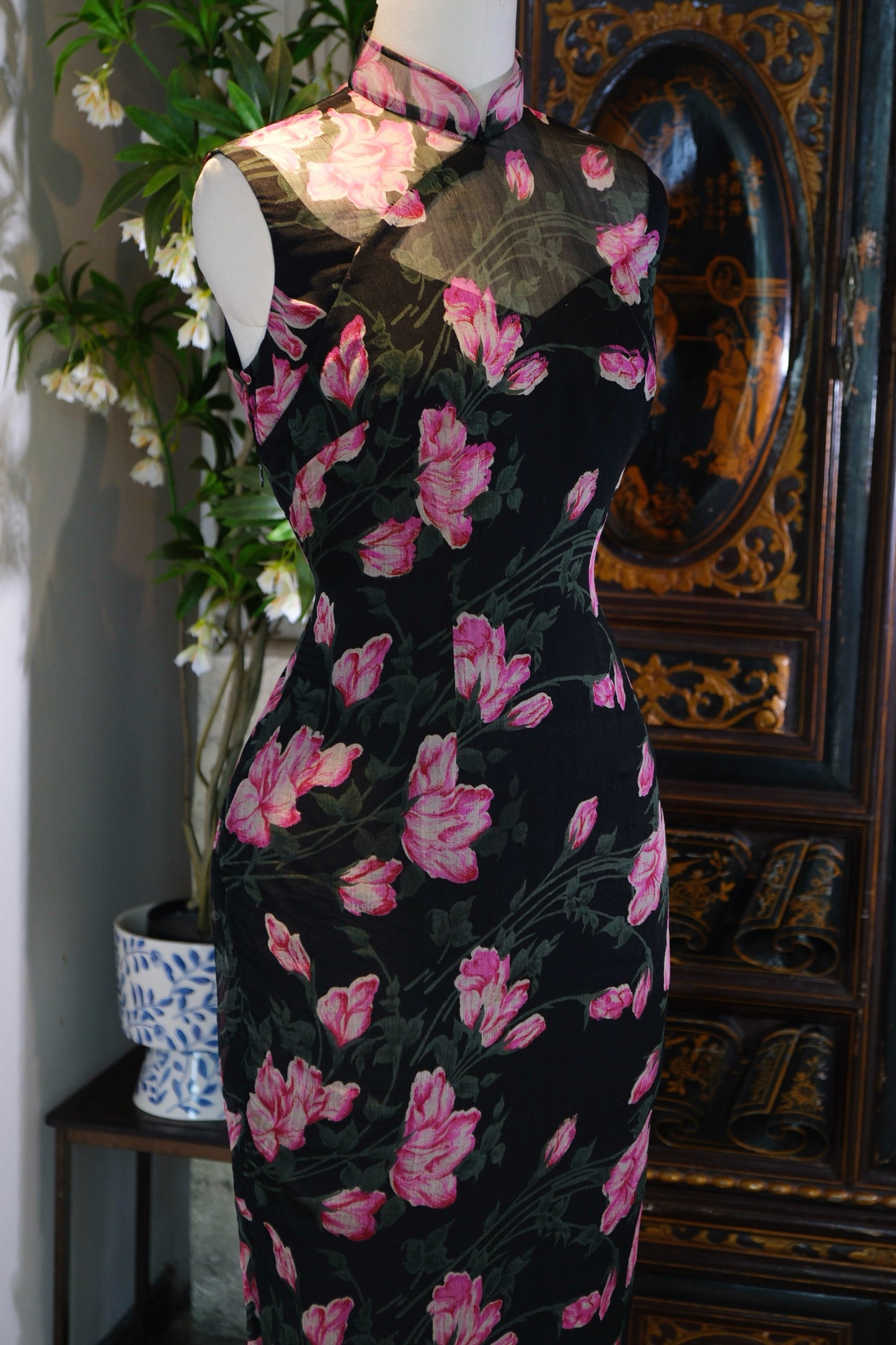 客定结缘 - 墨底粉娇·五十年代古董真丝旗袍 | Customized Design - Peony Bloom in Obsidian: A 1950s Antique Silk Qipao