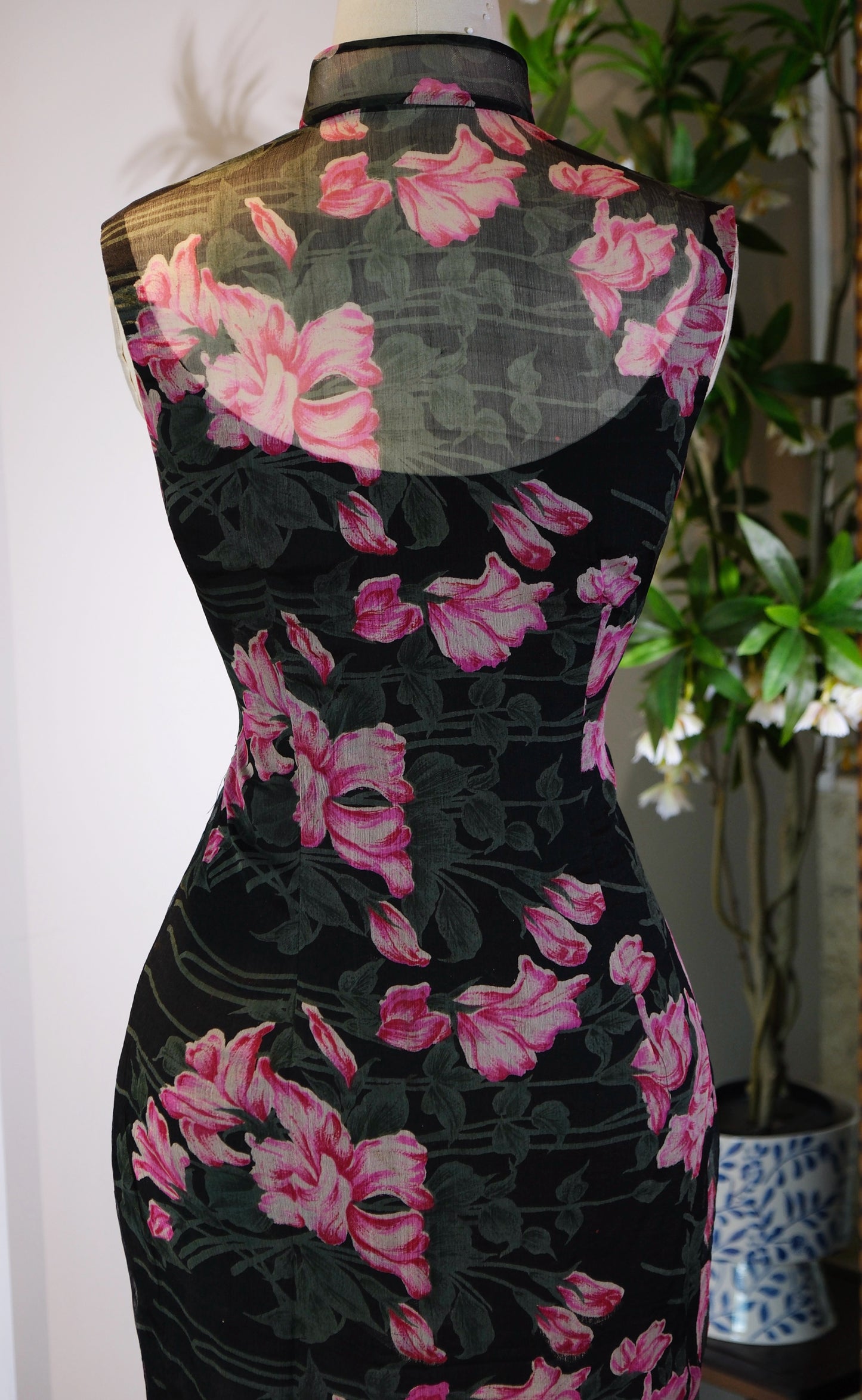 客定结缘 - 墨底粉娇·五十年代古董真丝旗袍 | Customized Design - Peony Bloom in Obsidian: A 1950s Antique Silk Qipao