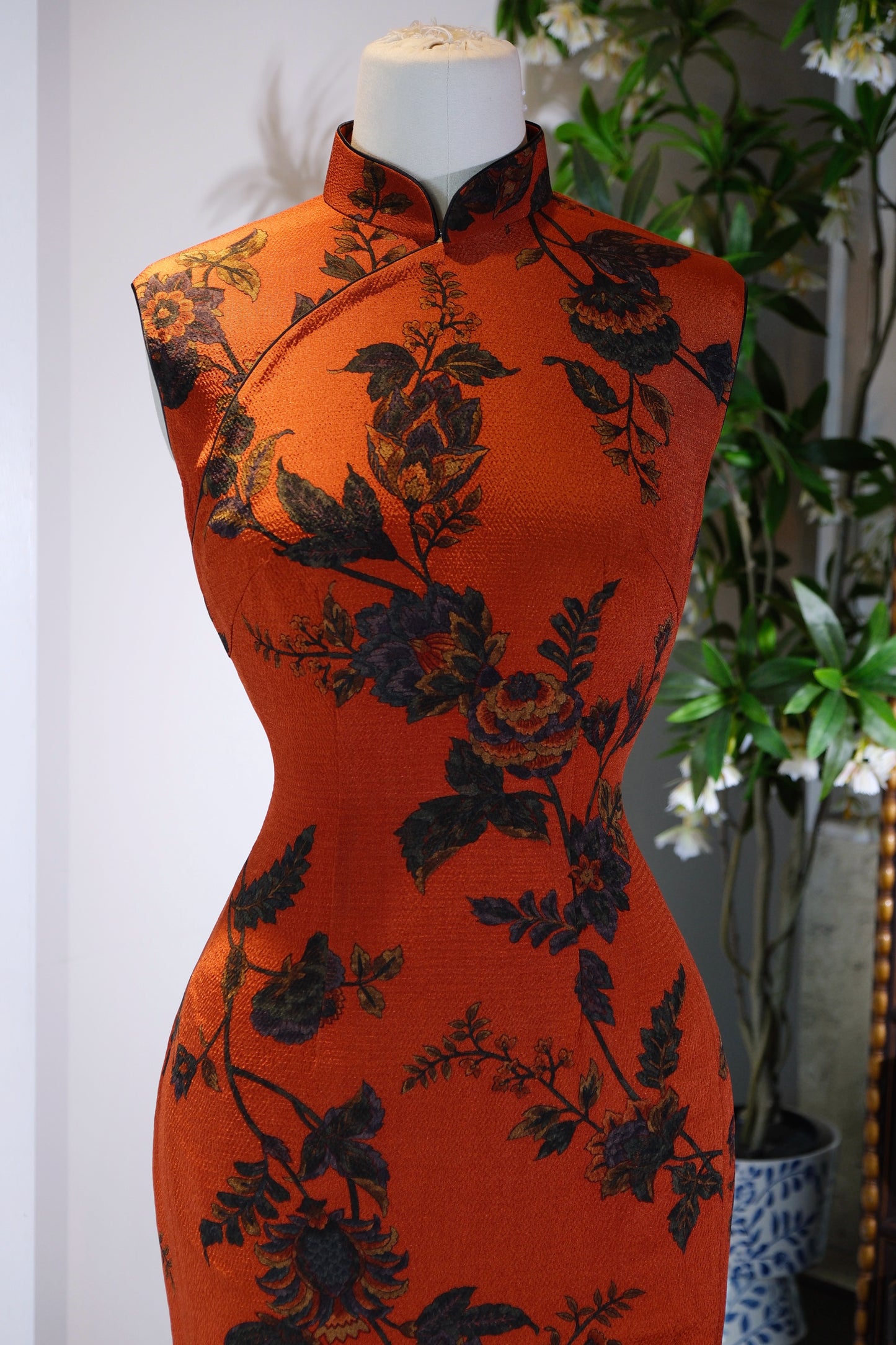 客定结缘 -「溯源」定制正绢旗袍：六十年代香港风华的当代重生 | Customized Design - Bespoke Silk Qipao by Suyuan Co., Ltd.: A Contemporary Revival of 1960s Hong Kong Elegance