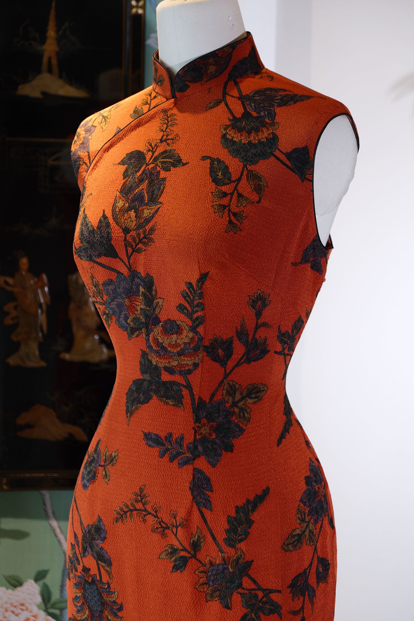 客定结缘 -「溯源」定制正绢旗袍：六十年代香港风华的当代重生 | Customized Design - Bespoke Silk Qipao by Suyuan Co., Ltd.: A Contemporary Revival of 1960s Hong Kong Elegance