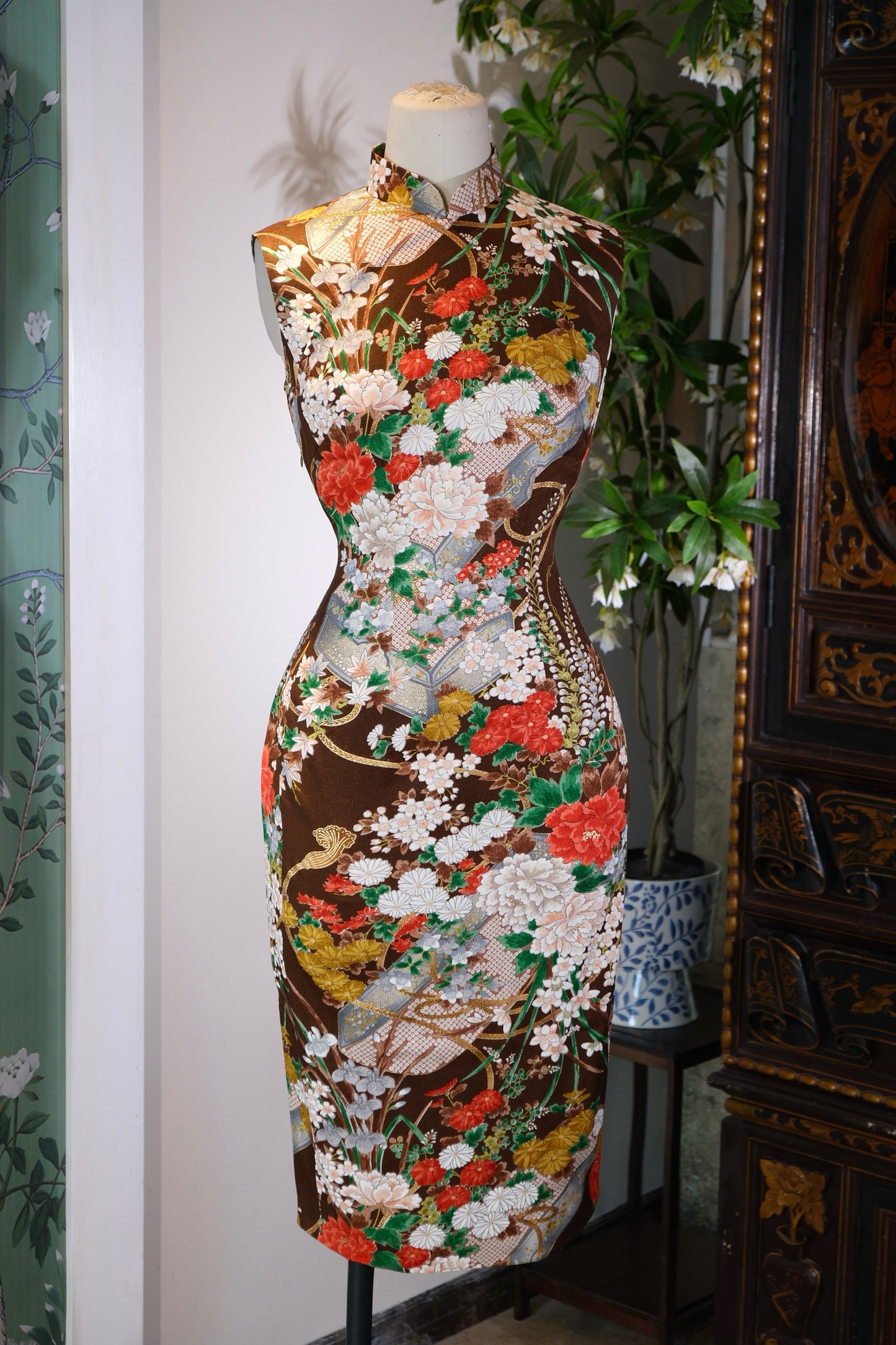 客定结缘 -「褐金映芳华」——深圳溯源×60年代香港版型正绢旗袍 | Customized Design - "Amber-Gold Radiance" — Suyuan Bespoke 1960s Hong Kong Style Silk Qipao
