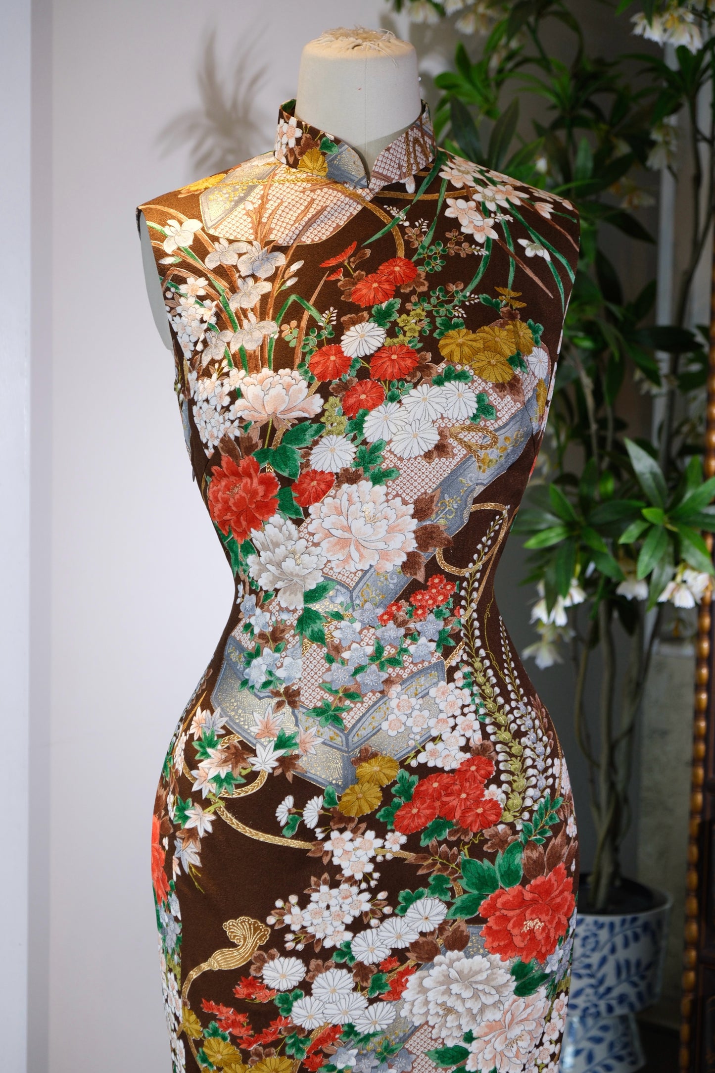客定结缘 -「褐金映芳华」——深圳溯源×60年代香港版型正绢旗袍 | Customized Design - "Amber-Gold Radiance" — Suyuan Bespoke 1960s Hong Kong Style Silk Qipao