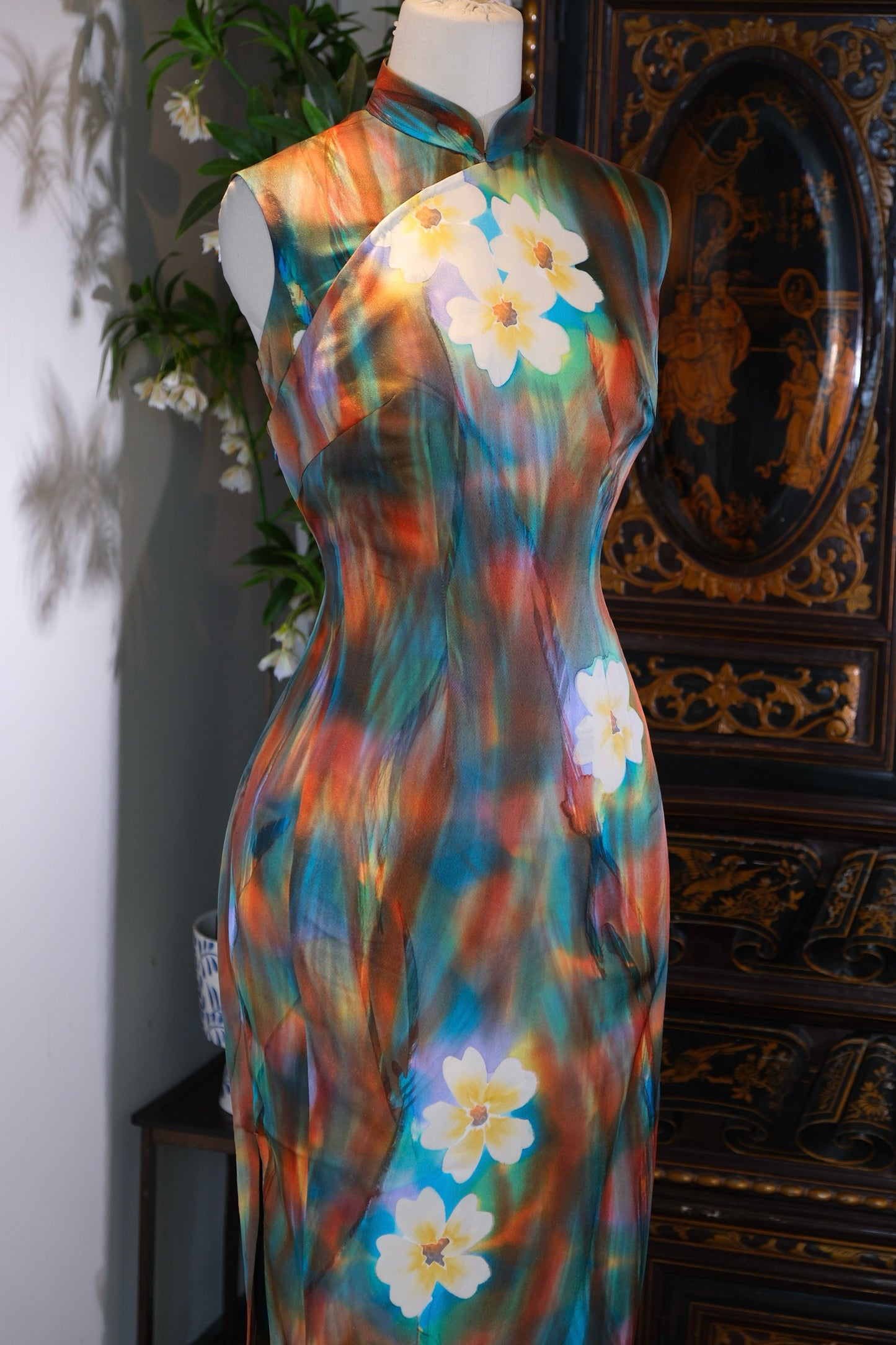 客定结缘 -「溯源」匠心呈现：时光与匠心的私语——客定旗袍臻品 | Customized Design - A Whisper of Time and Artistry: A Bespoke Masterpiece