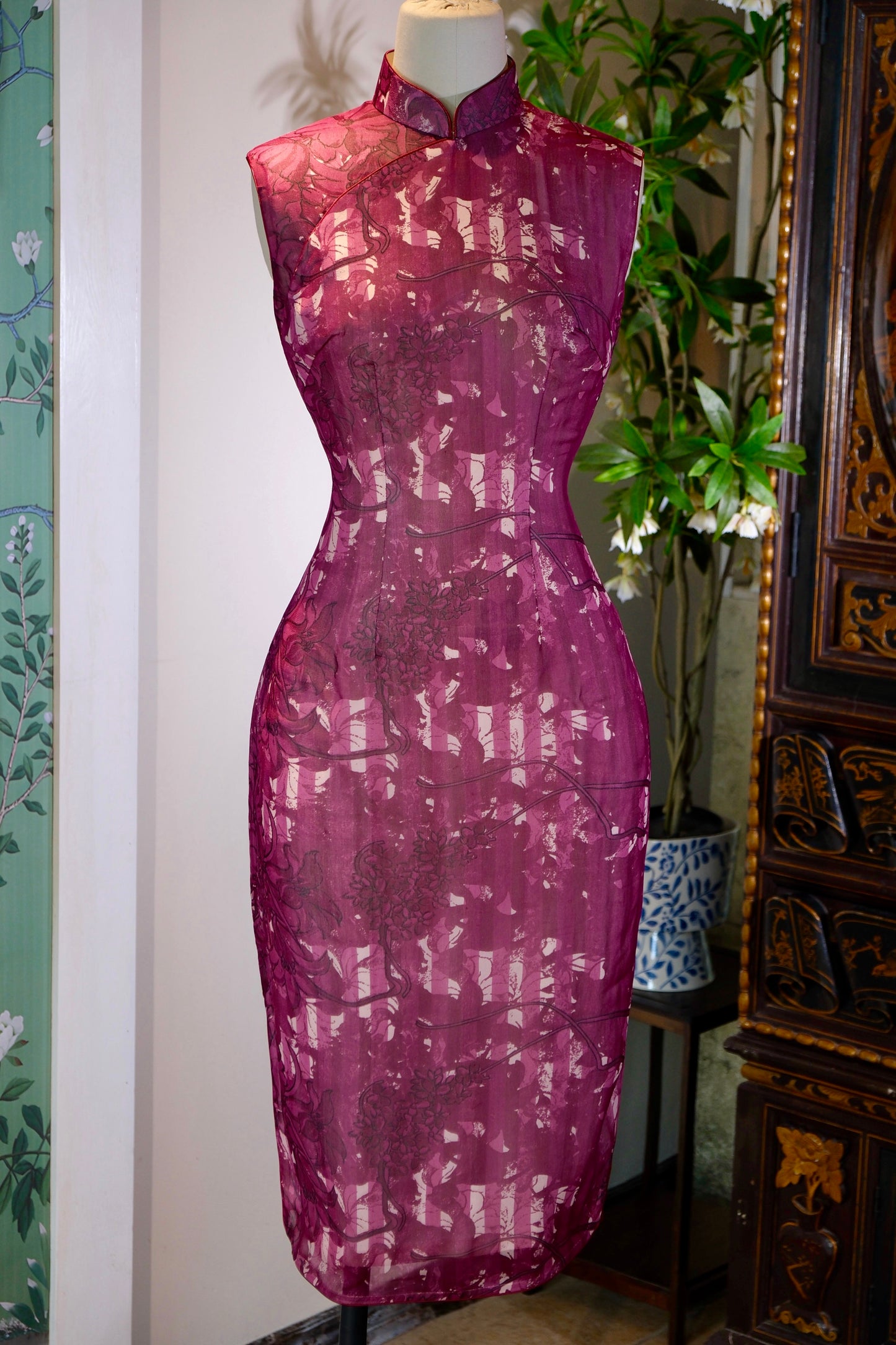 客定结缘 - 紫绡凝香：半世纪风华的旗袍诗篇 | Customized Design - A Fragrance in Purple Silk: A Half-Century Poetry of the Qipao