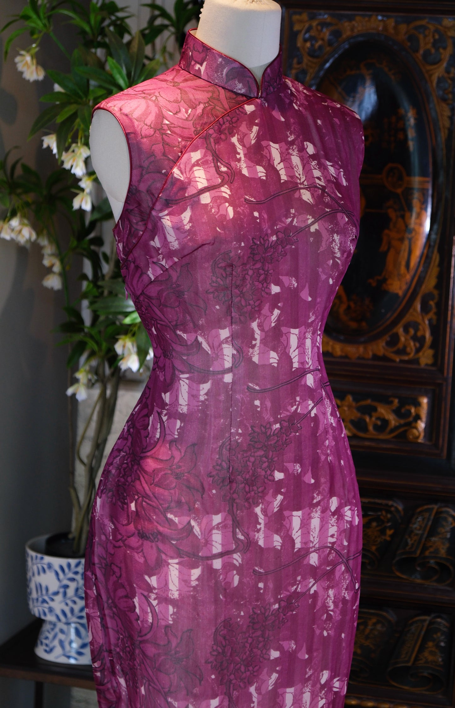 客定结缘 - 紫绡凝香：半世纪风华的旗袍诗篇 | Customized Design - A Fragrance in Purple Silk: A Half-Century Poetry of the Qipao
