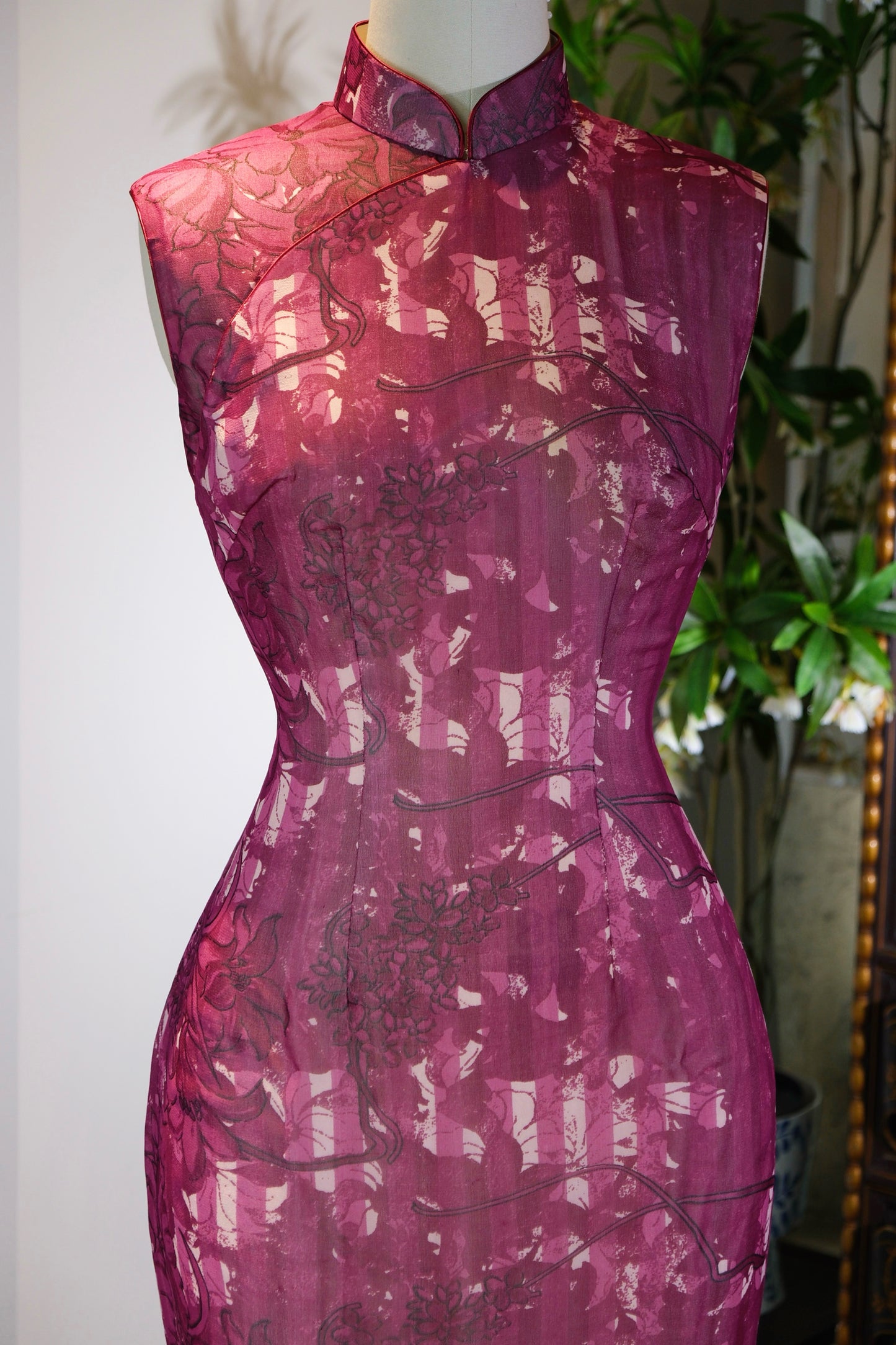 客定结缘 - 紫绡凝香：半世纪风华的旗袍诗篇 | Customized Design - A Fragrance in Purple Silk: A Half-Century Poetry of the Qipao
