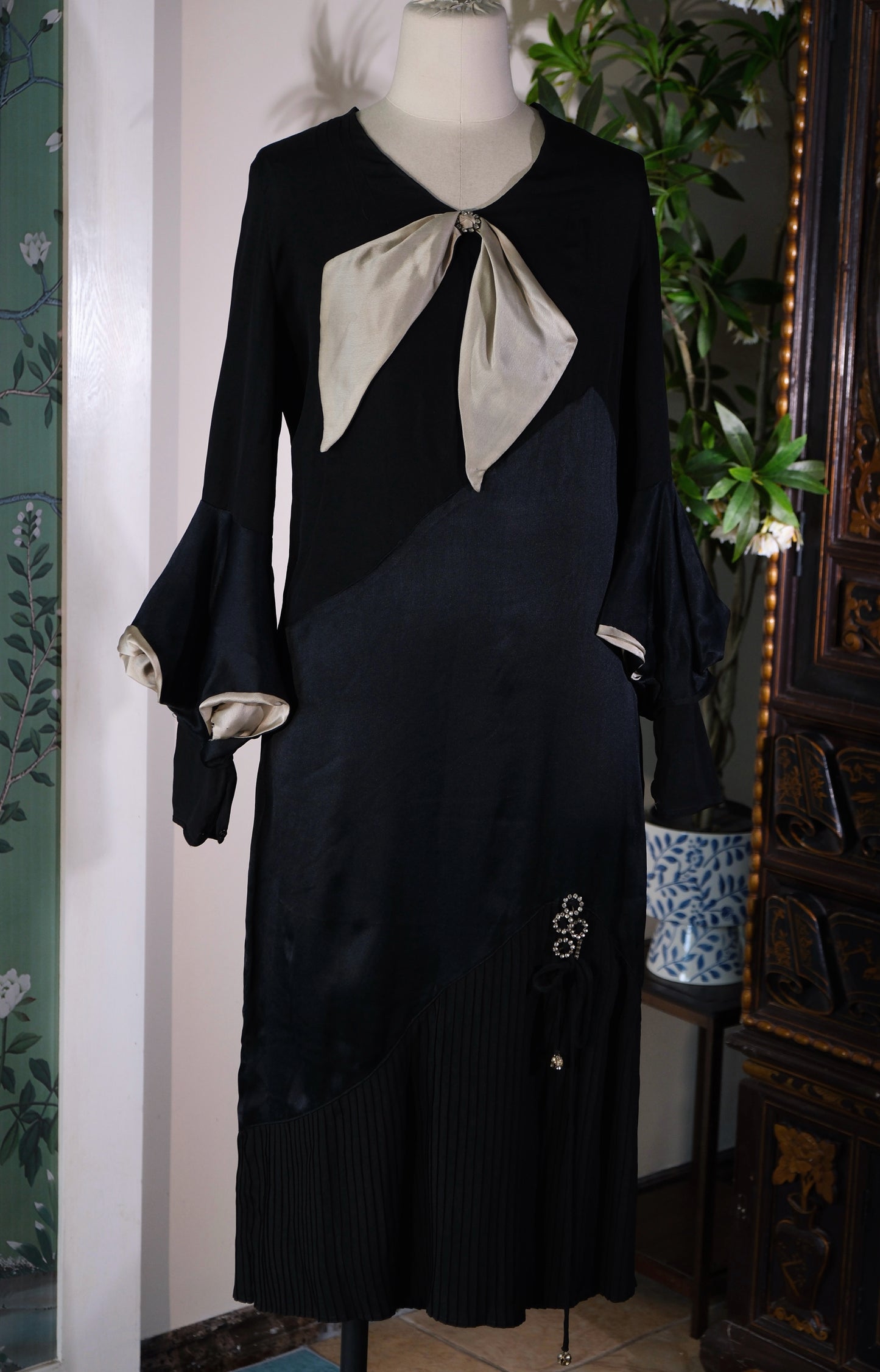 Vintage 鸡尾酒礼服 - 黑夜的交响诗：1920年代真丝鸡尾酒古董礼服考释 | Vintage Cocktail Dress - Symphony of the Midnight: An Analytical Study of a 1920s Silk Antique Cocktail Dress