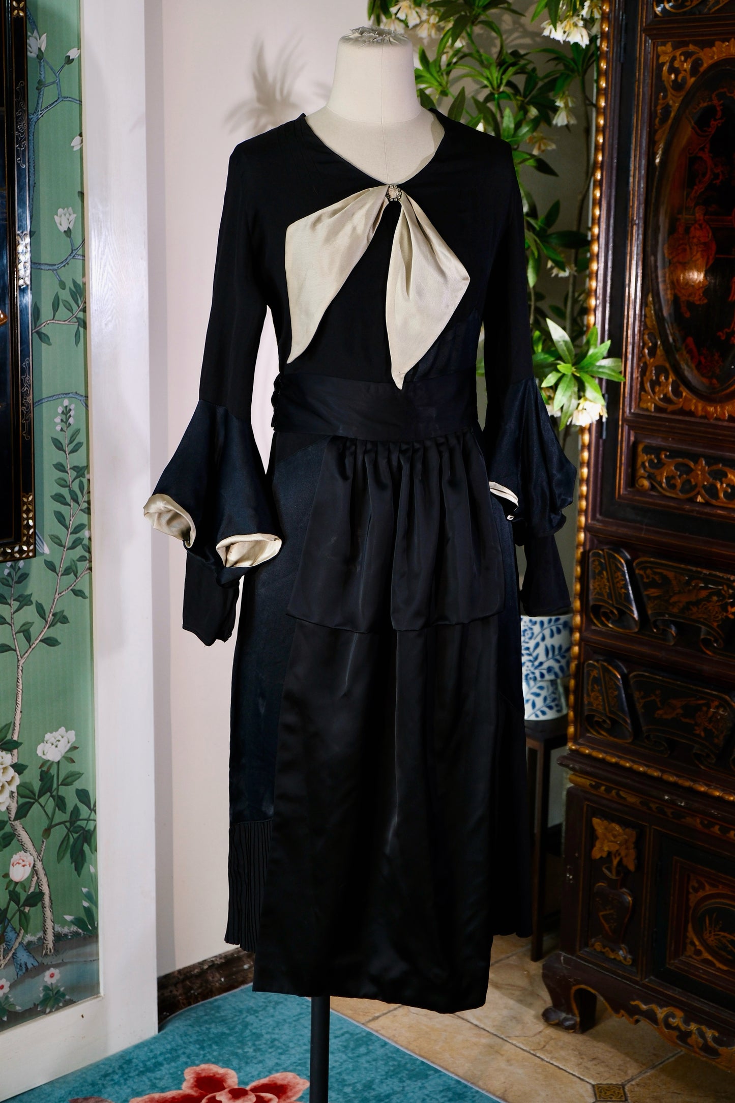 Vintage 鸡尾酒礼服 - 黑夜的交响诗：1920年代真丝鸡尾酒古董礼服考释 | Vintage Cocktail Dress - Symphony of the Midnight: An Analytical Study of a 1920s Silk Antique Cocktail Dress