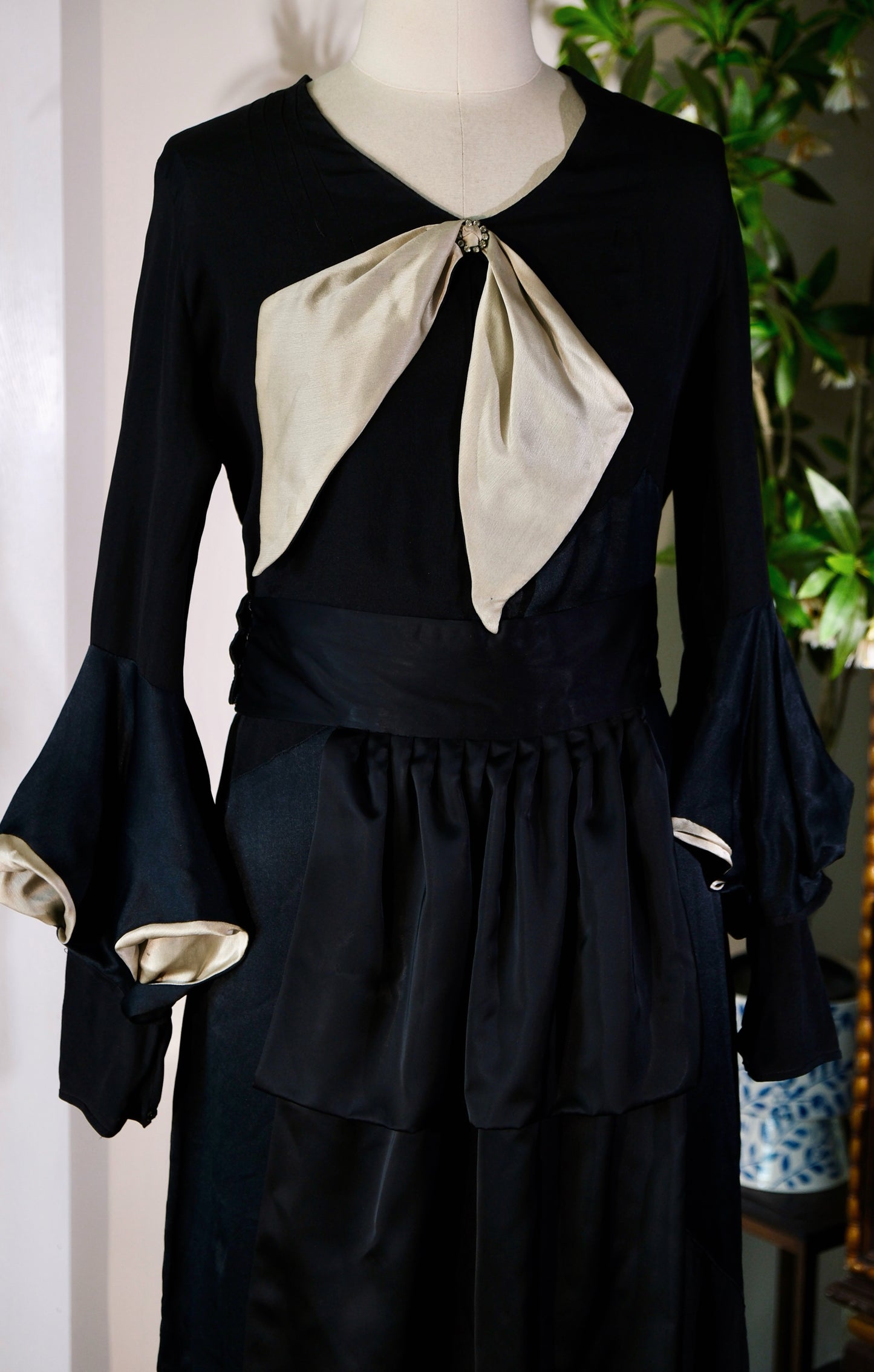 Vintage 鸡尾酒礼服 - 黑夜的交响诗：1920年代真丝鸡尾酒古董礼服考释 | Vintage Cocktail Dress - Symphony of the Midnight: An Analytical Study of a 1920s Silk Antique Cocktail Dress