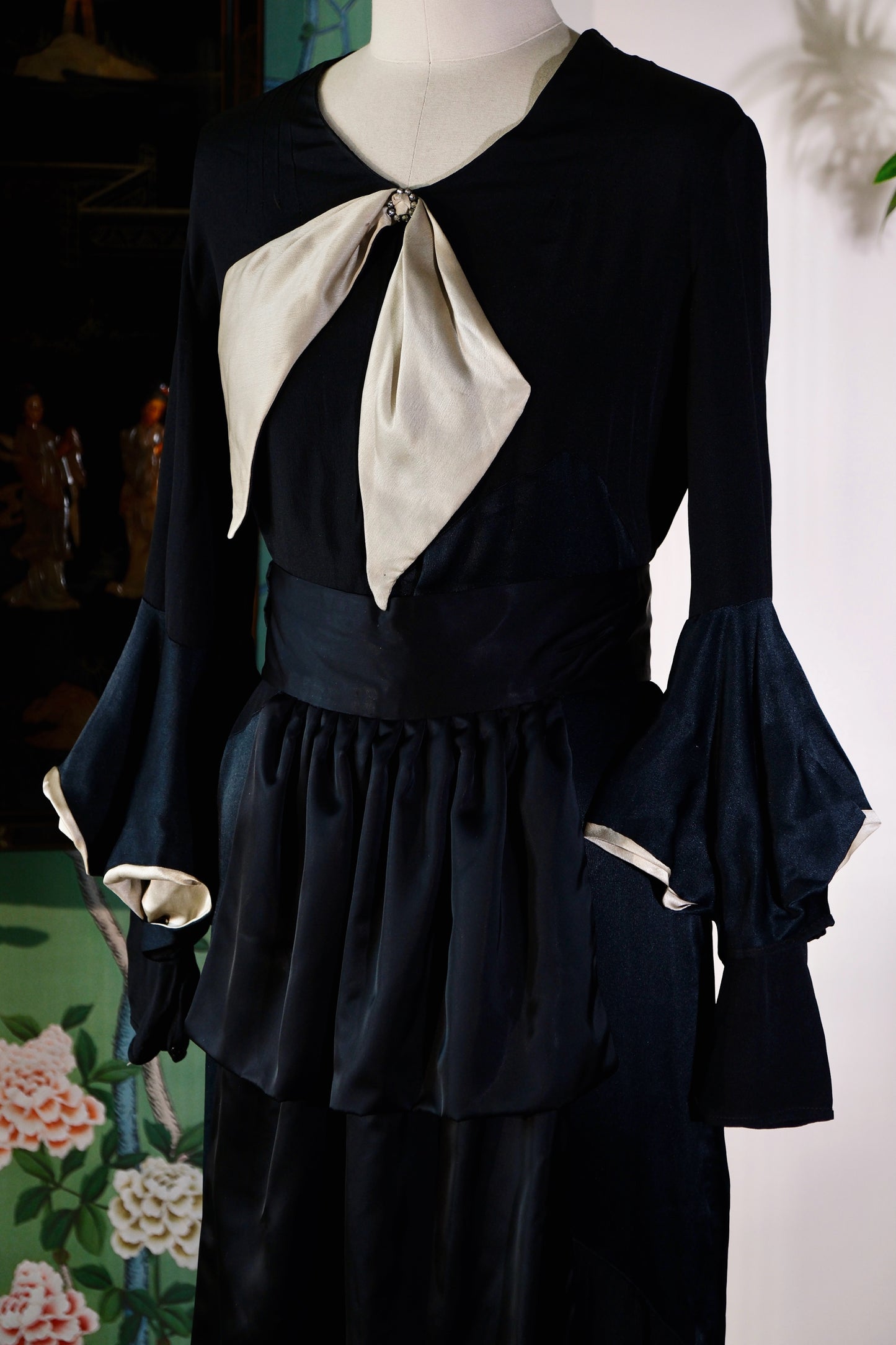 Vintage 鸡尾酒礼服 - 黑夜的交响诗：1920年代真丝鸡尾酒古董礼服考释 | Vintage Cocktail Dress - Symphony of the Midnight: An Analytical Study of a 1920s Silk Antique Cocktail Dress