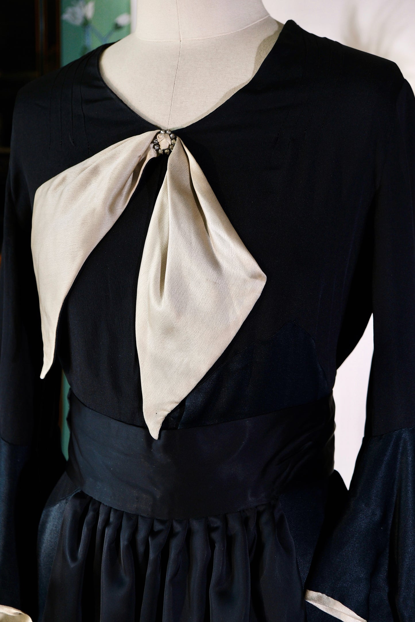 Vintage 鸡尾酒礼服 - 黑夜的交响诗：1920年代真丝鸡尾酒古董礼服考释 | Vintage Cocktail Dress - Symphony of the Midnight: An Analytical Study of a 1920s Silk Antique Cocktail Dress