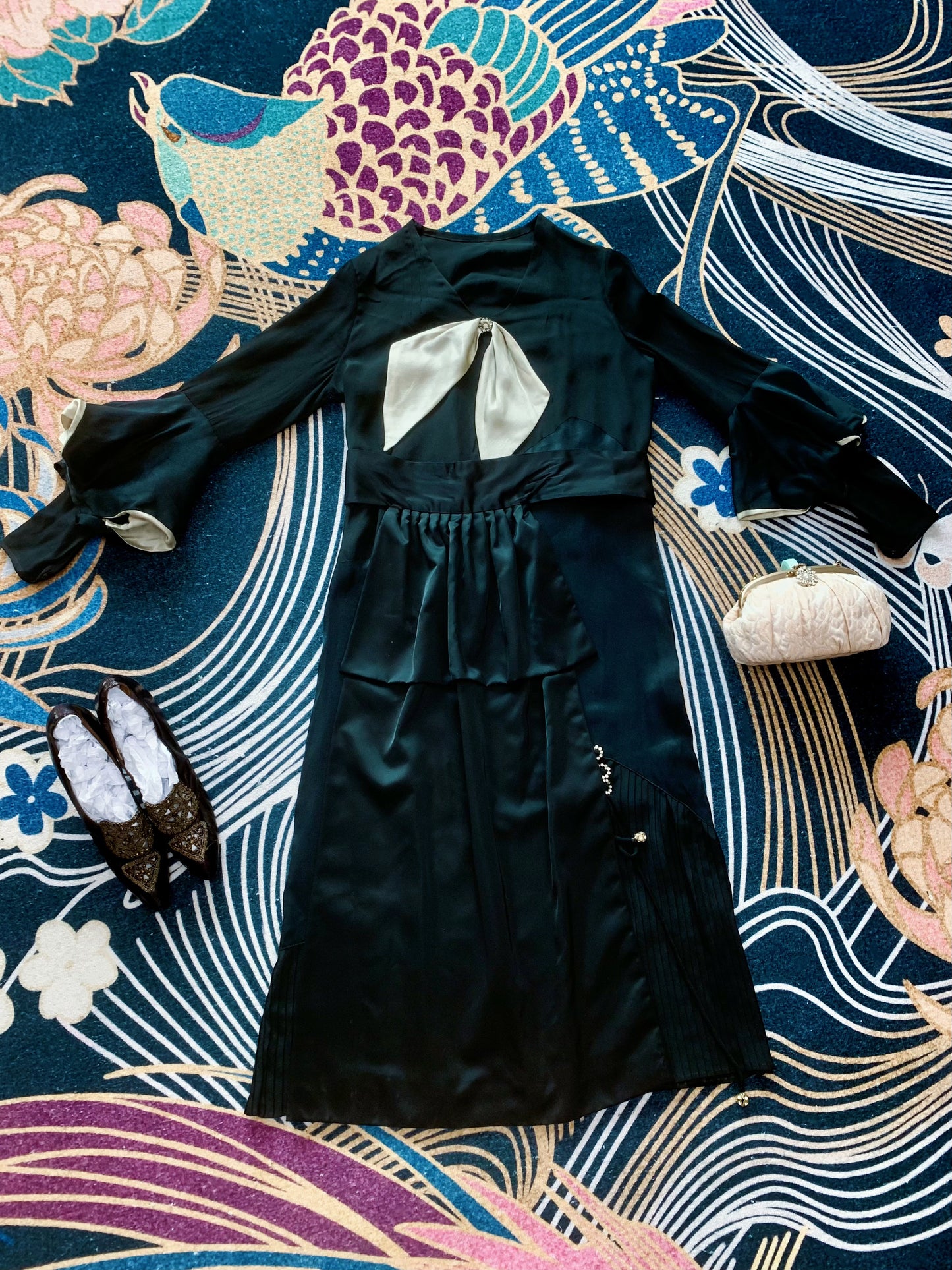Vintage 鸡尾酒礼服 - 黑夜的交响诗：1920年代真丝鸡尾酒古董礼服考释 | Vintage Cocktail Dress - Symphony of the Midnight: An Analytical Study of a 1920s Silk Antique Cocktail Dress