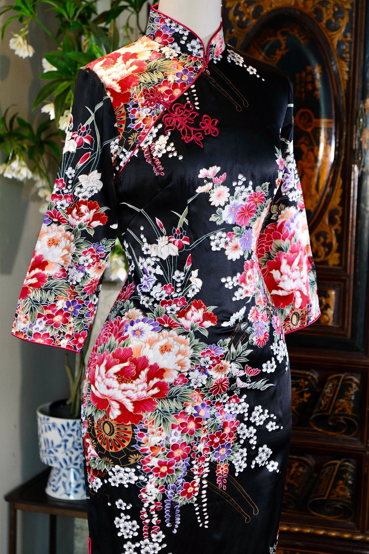 60年代 - 墨彩交响：六十年代台湾产“和风”风格古董真丝旗袍美学考释 | 1960s - A Symphony of Ink and Bloom: An Analytical Study of a 1960s Taiwanese "Wafuku-Style" Antique Silk Qipao