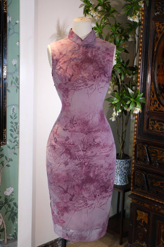 60年代 - 紫雾生香——1960年代香港抽象印花薄纱旗袍 | 1960s - Fragrance Amidst Purple Mist: A 1960s Hong Kong Abstract Print Chiffon Qipao