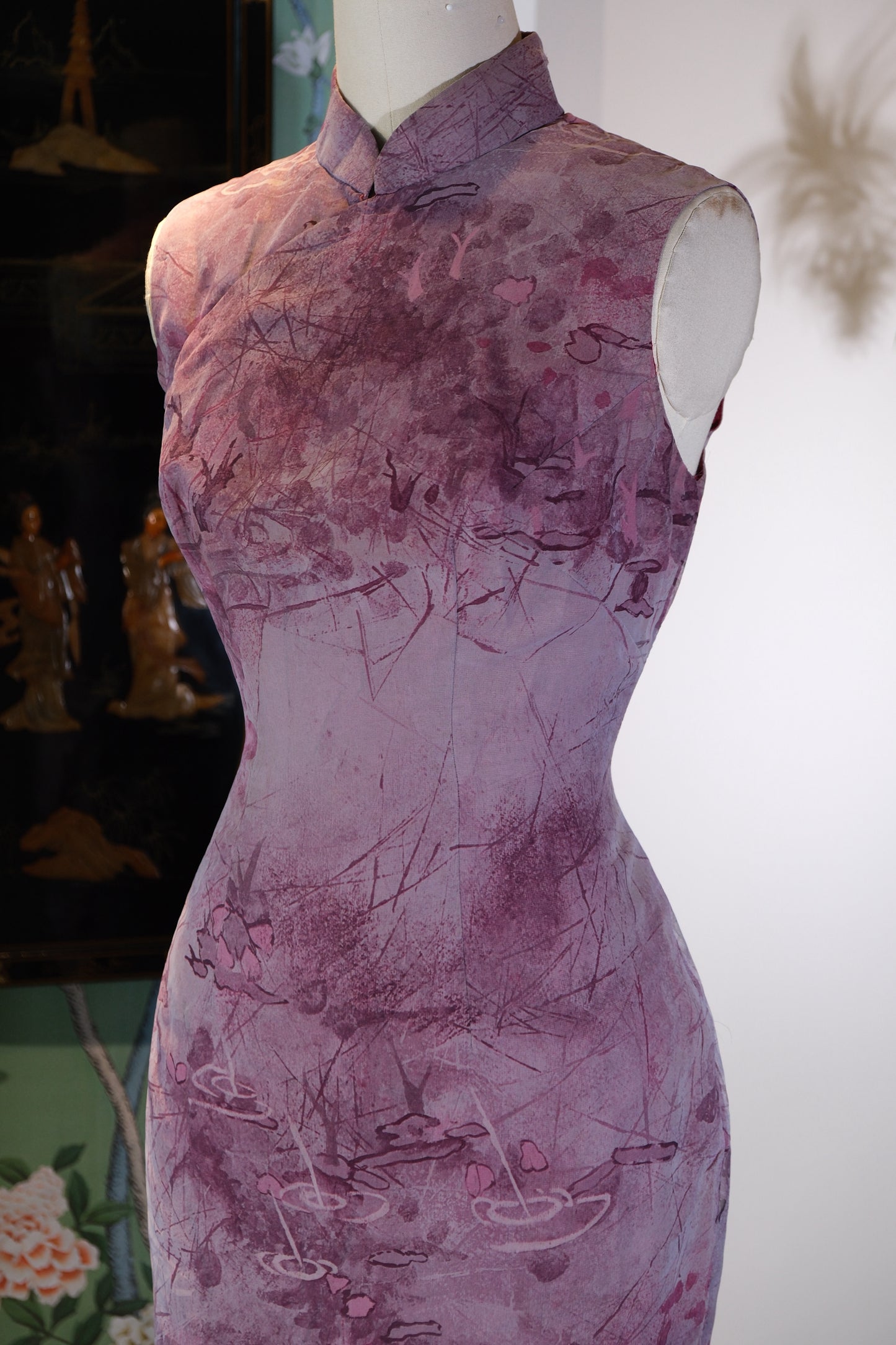 60年代 - 紫雾生香——1960年代香港抽象印花薄纱旗袍 | 1960s - Fragrance Amidst Purple Mist: A 1960s Hong Kong Abstract Print Chiffon Qipao