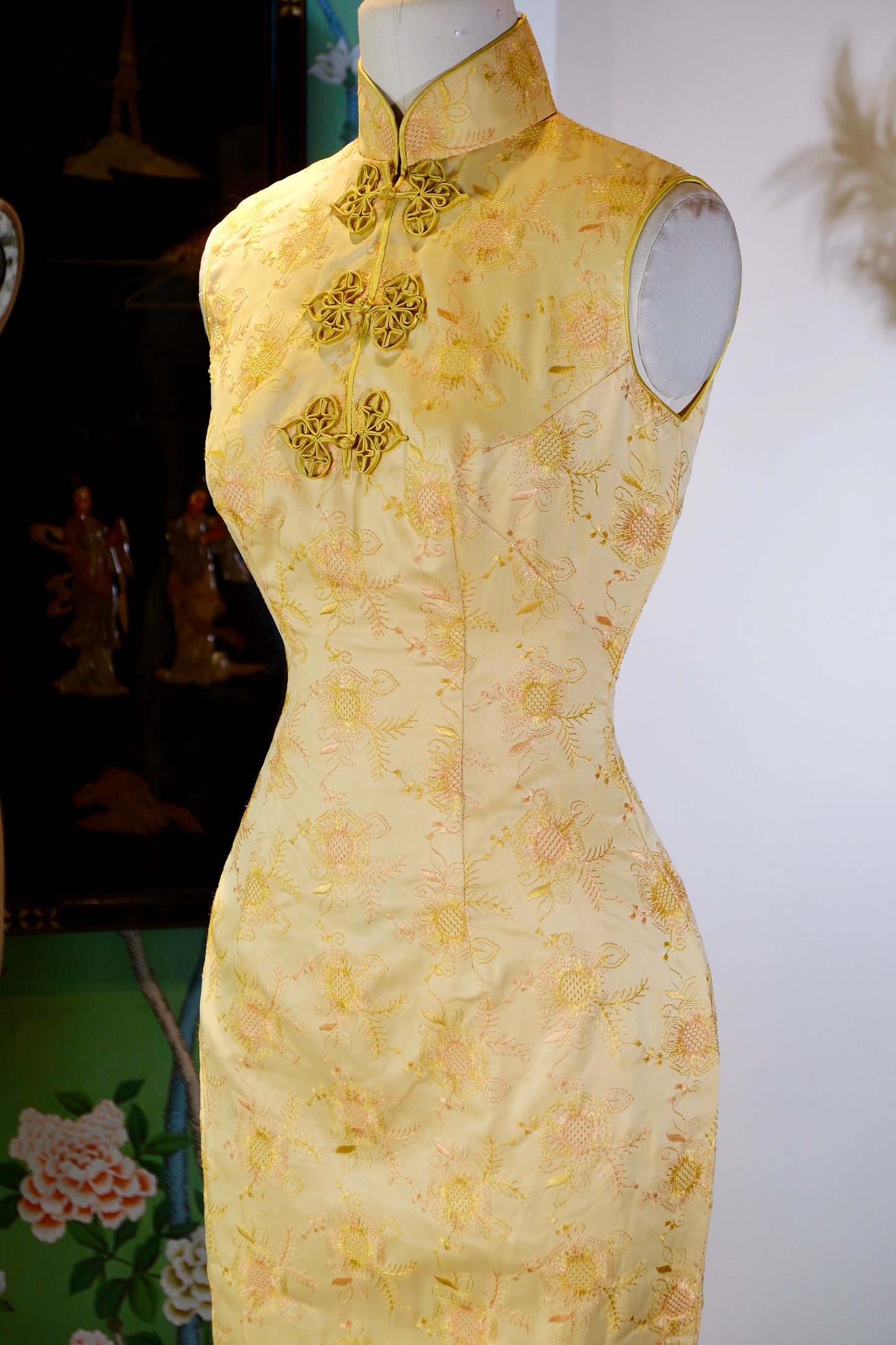 60年代 - 鎏金岁月里的东方诗行——六十年代台湾机绣向日葵如意铜钱花扣旗袍 | 1960s - Oriental Poetry in Gilded Years: A 1960s Taiwanese Machine-Embroidered Sunflower Qipao with Ruyi-Coin Knot Buttons