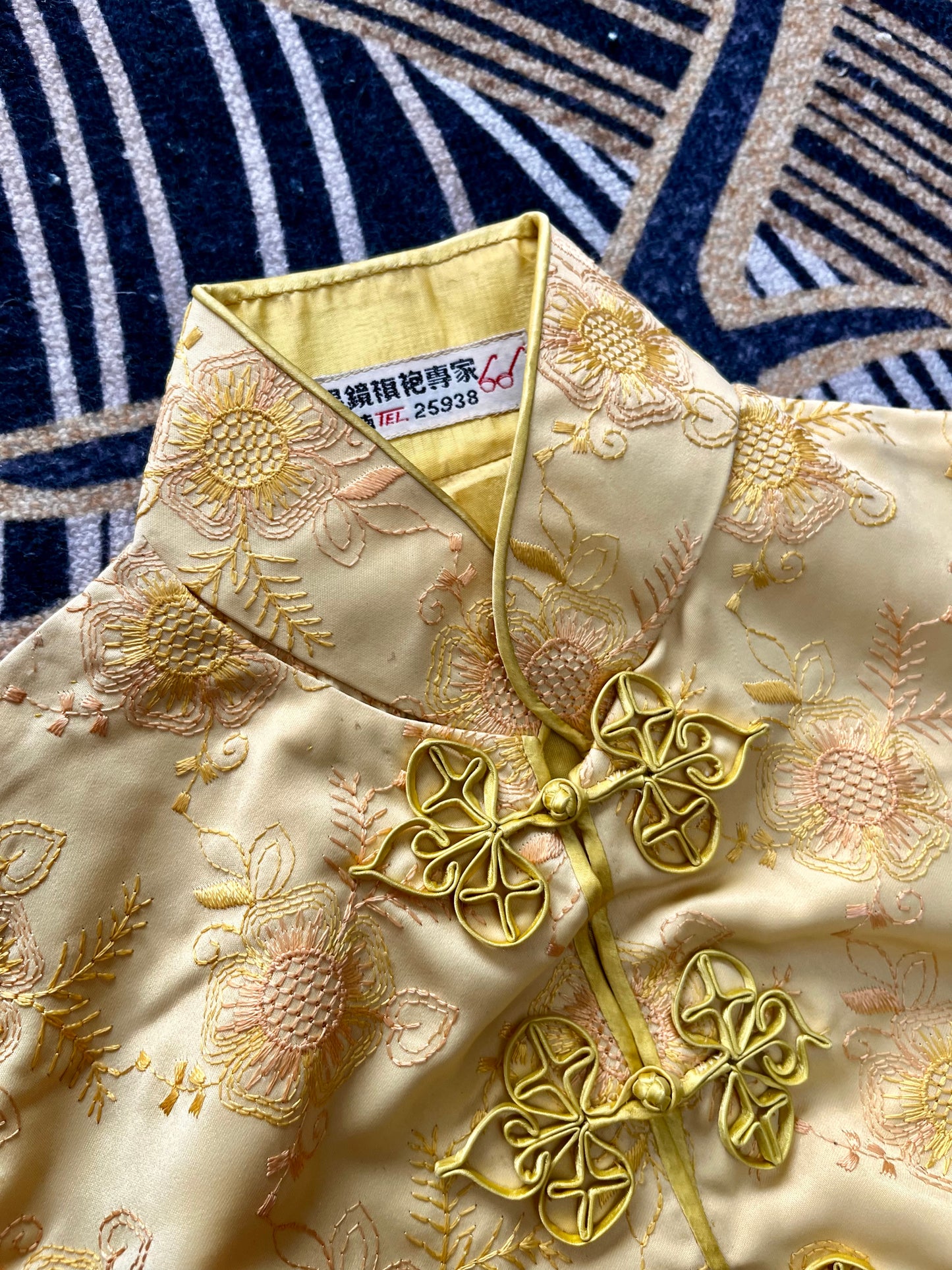 60年代 - 鎏金岁月里的东方诗行——六十年代台湾机绣向日葵如意铜钱花扣旗袍 | 1960s - Oriental Poetry in Gilded Years: A 1960s Taiwanese Machine-Embroidered Sunflower Qipao with Ruyi-Coin Knot Buttons