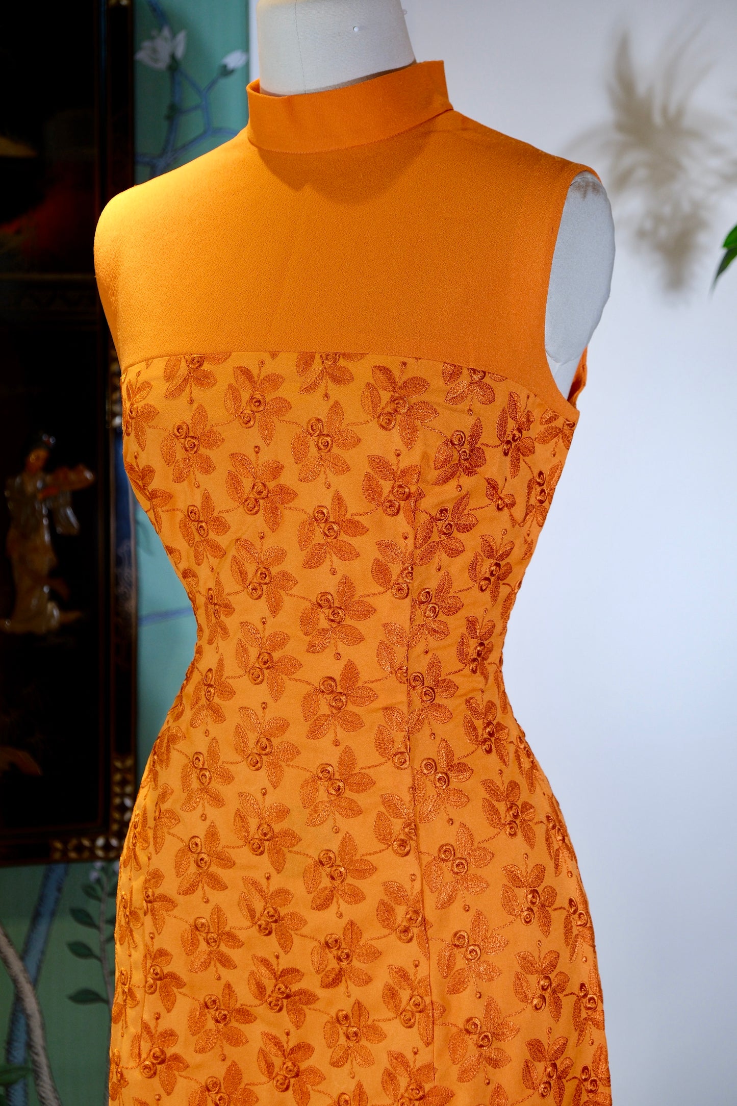 Vintage洋装裙 - 橙黄岁月里的机绣诗行——一件六十年代台湾古董洋装裙的絮语 | Vintage Western-Style Dress - Poetry in Machine Embroidery from the Golden Amber Years: Whispers of a 1960s Taiwanese Antique Western-Style Dress