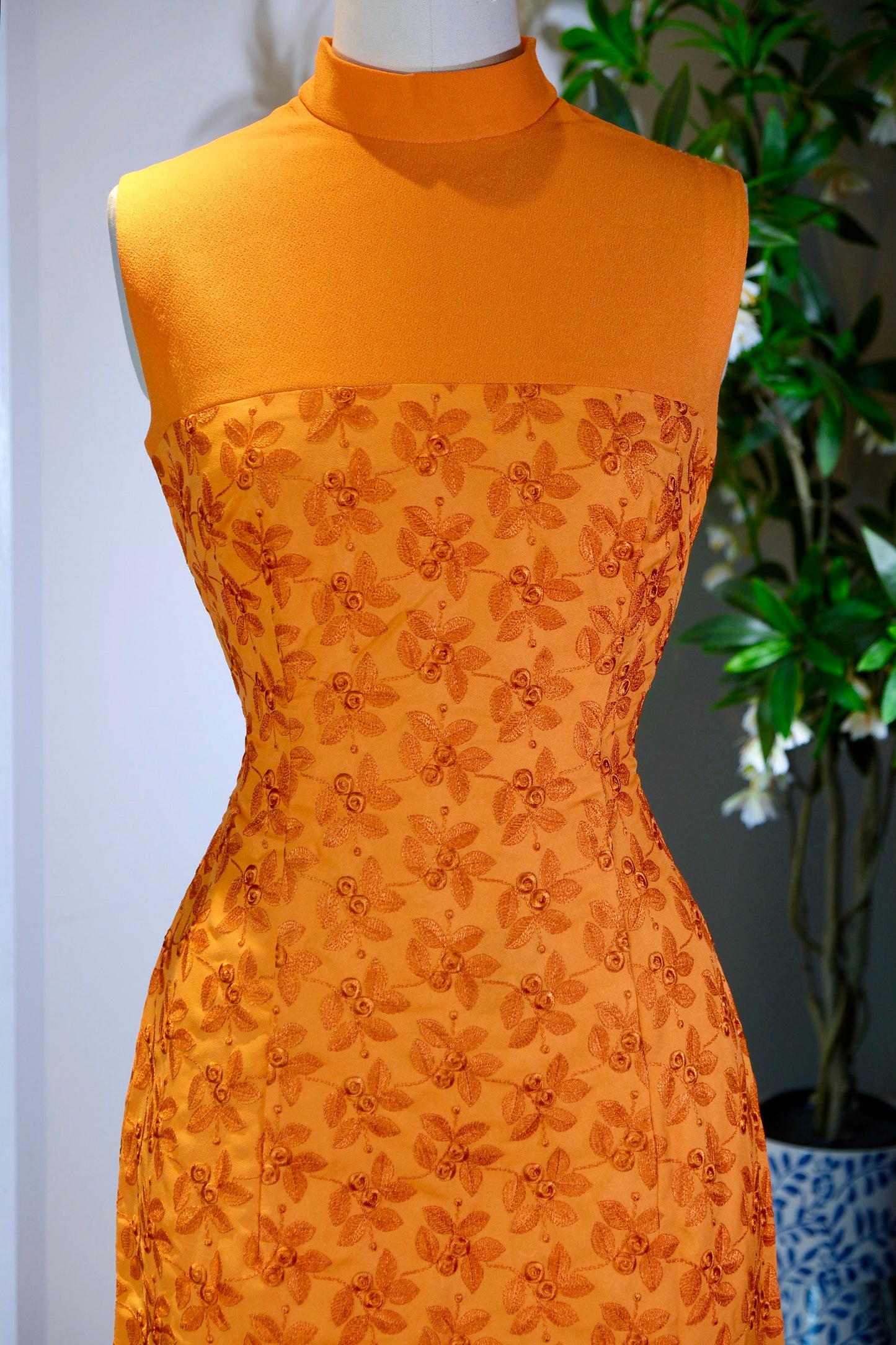 Vintage洋装裙 - 橙黄岁月里的机绣诗行——一件六十年代台湾古董洋装裙的絮语 | Vintage Western-Style Dress - Poetry in Machine Embroidery from the Golden Amber Years: Whispers of a 1960s Taiwanese Antique Western-Style Dress