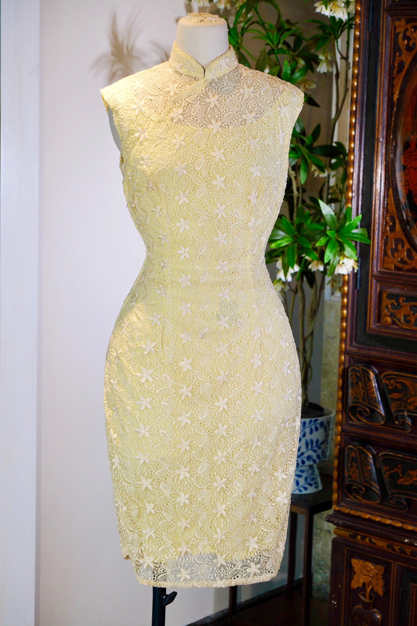 60年代 - 上世纪六十年代法国进口机绣蕾丝香港旗袍 | 1960s - A 1960s Hong Kong Qipao in French Imported Machine-Embroidered Lace