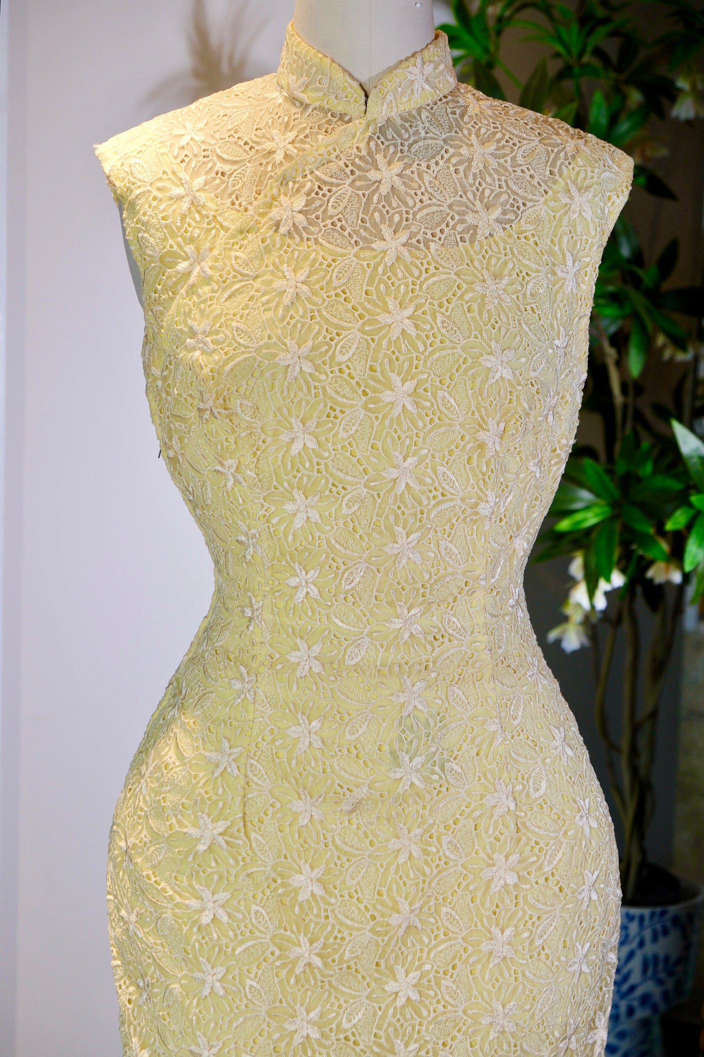 60年代 - 上世纪六十年代法国进口机绣蕾丝香港旗袍 | 1960s - A 1960s Hong Kong Qipao in French Imported Machine-Embroidered Lace
