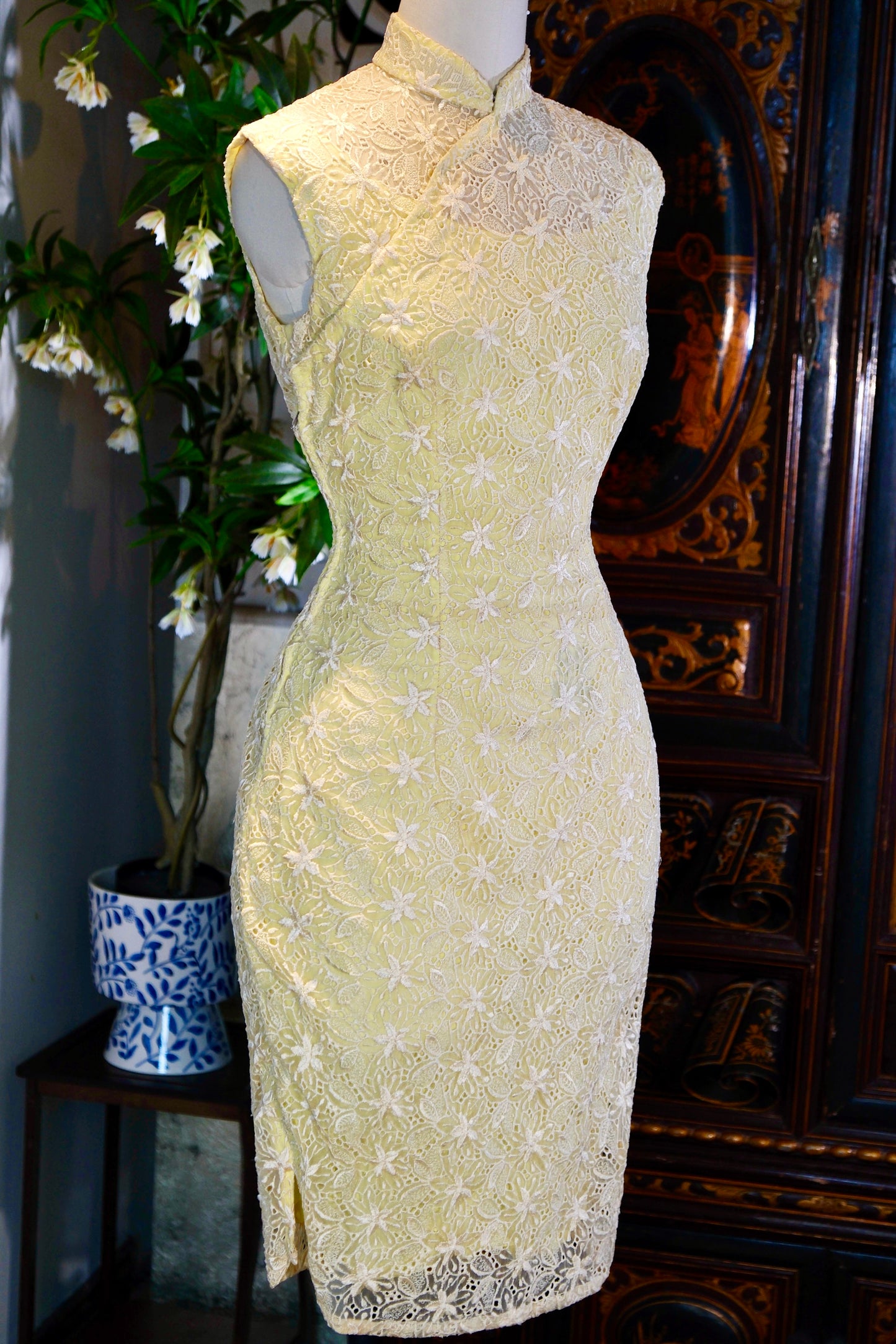 60年代 - 上世纪六十年代法国进口机绣蕾丝香港旗袍 | 1960s - A 1960s Hong Kong Qipao in French Imported Machine-Embroidered Lace