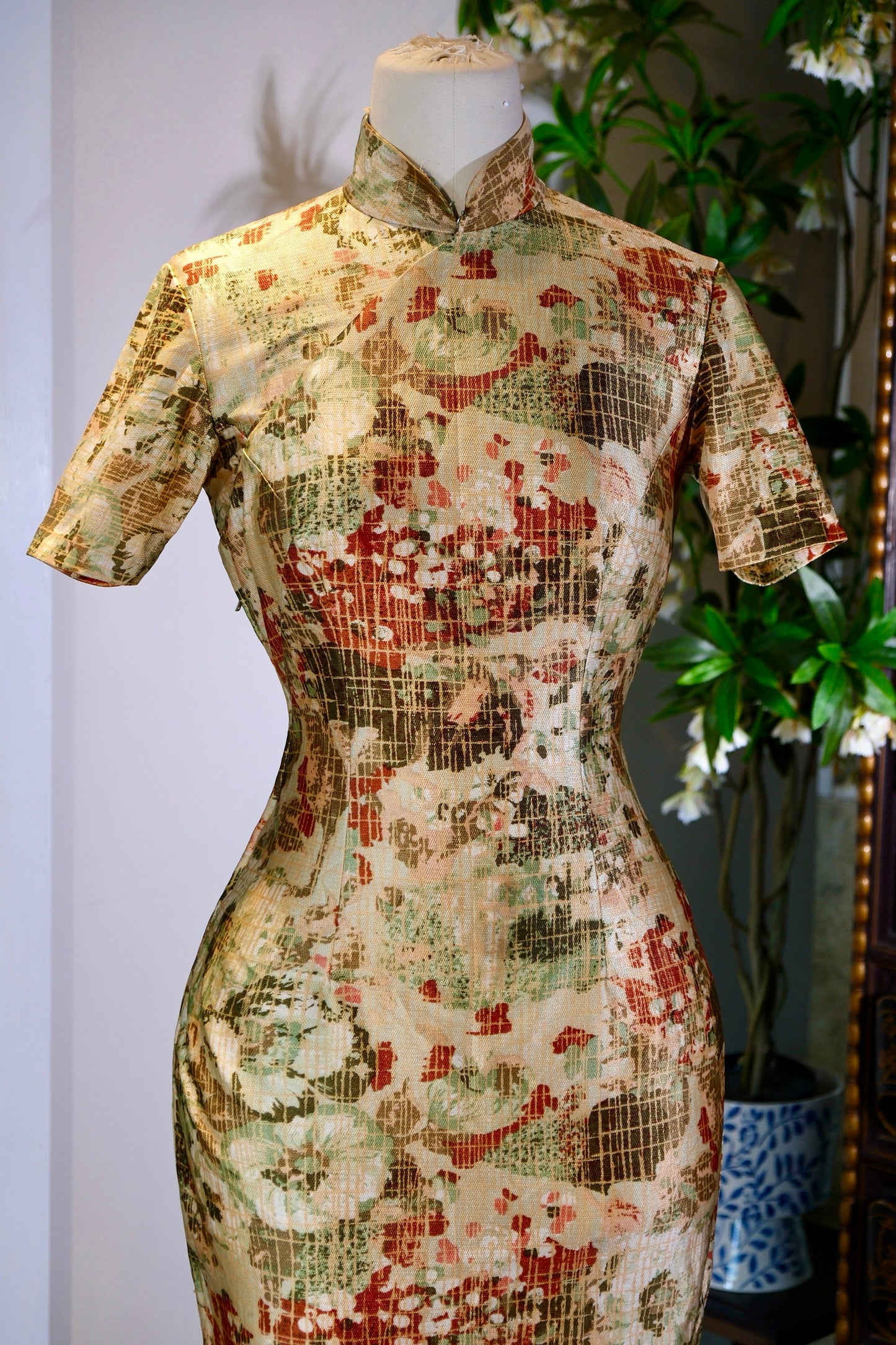 60年代 - 六十年代印花肌理几何抽象台湾产古董旗袍 | 1960s - A 1960s Taiwanese Antique Qipao in Geometric Abstract Textured Print