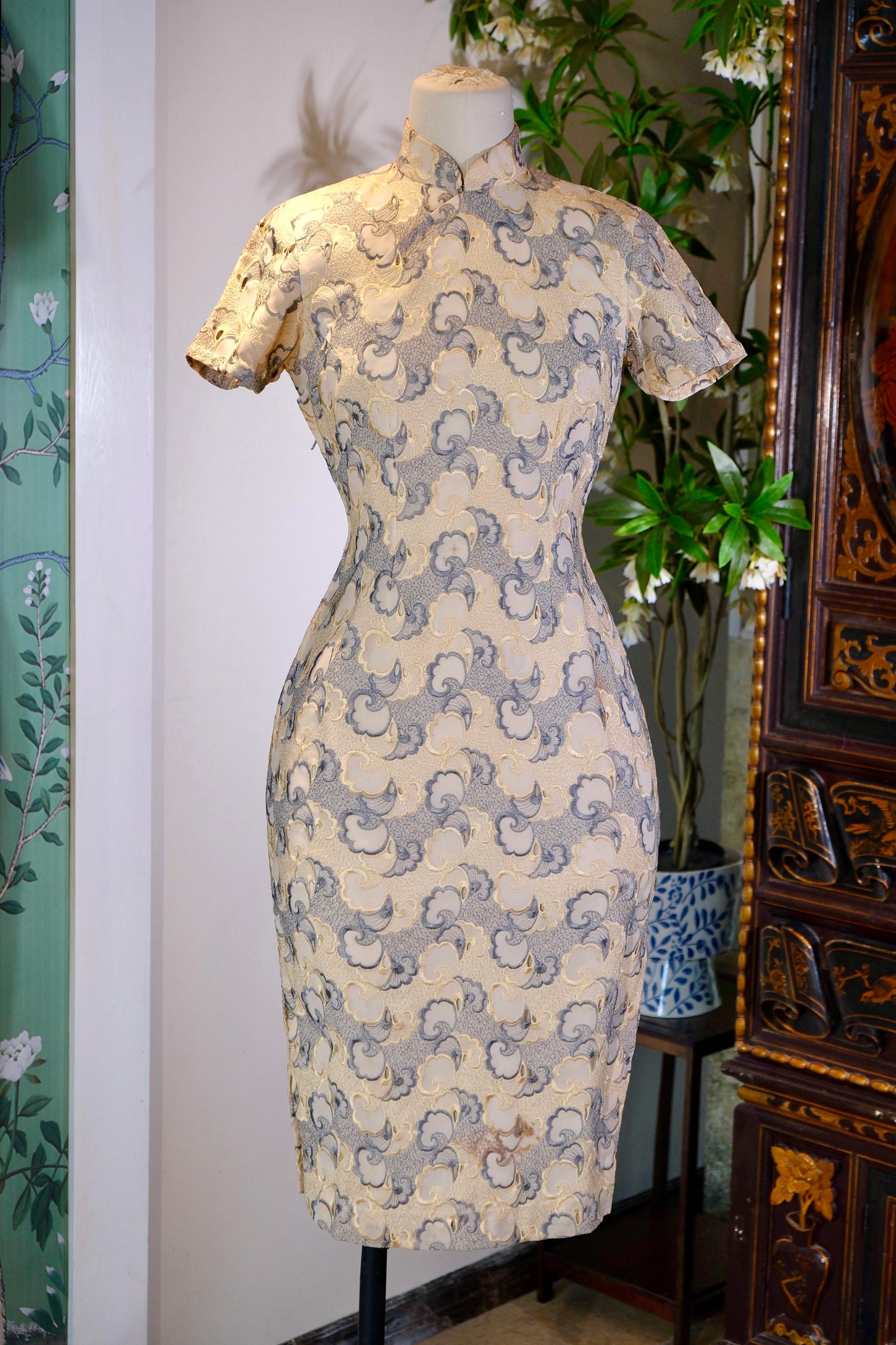 60年代 - 云纹织锦·六十年代台湾机绣蕾丝旗袍 | 1960s - Woven Clouds and Brocade: A 1960s Taiwanese Machine-Embroidered Lace Qipao