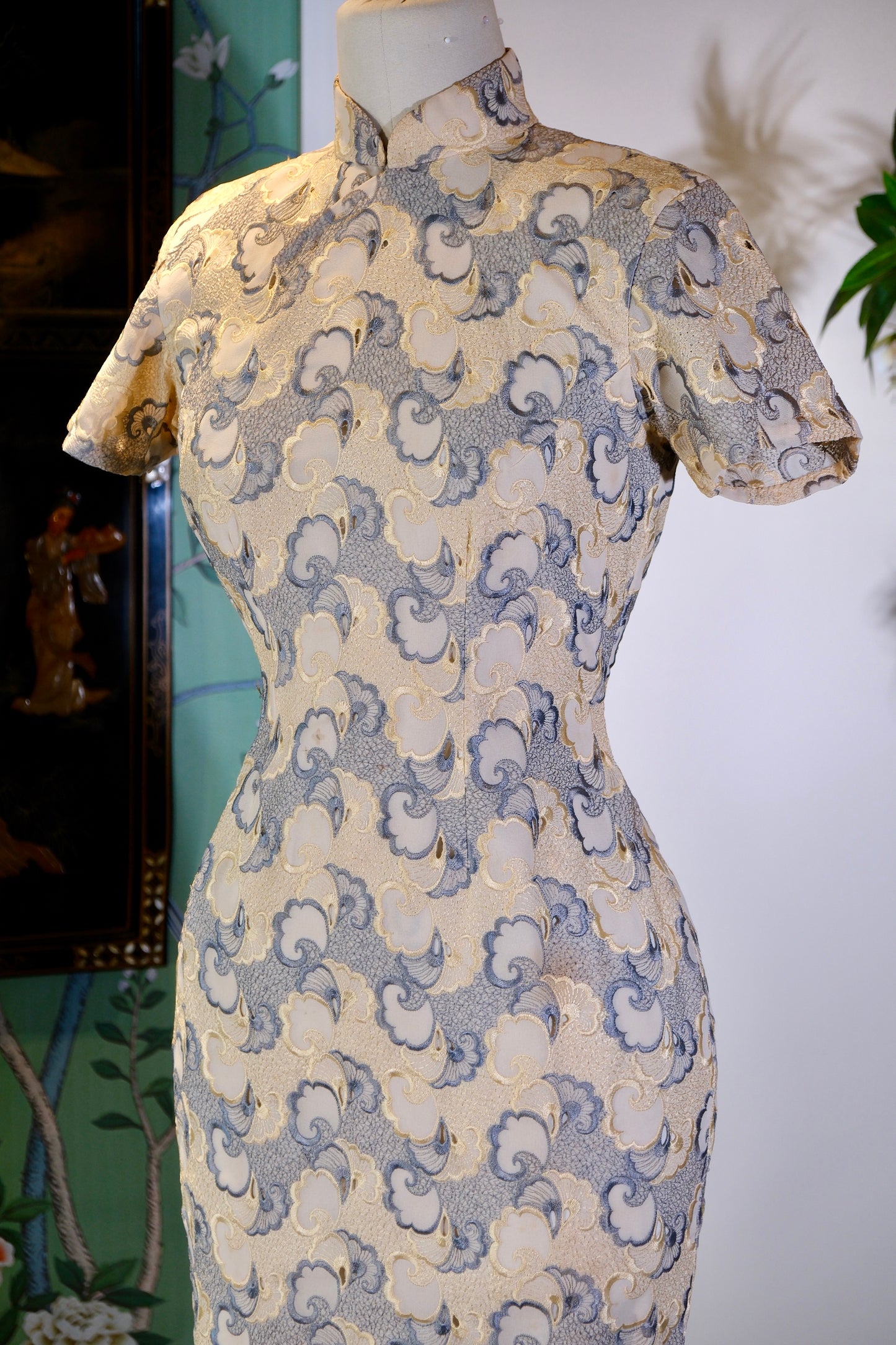 60年代 - 云纹织锦·六十年代台湾机绣蕾丝旗袍 | 1960s - Woven Clouds and Brocade: A 1960s Taiwanese Machine-Embroidered Lace Qipao