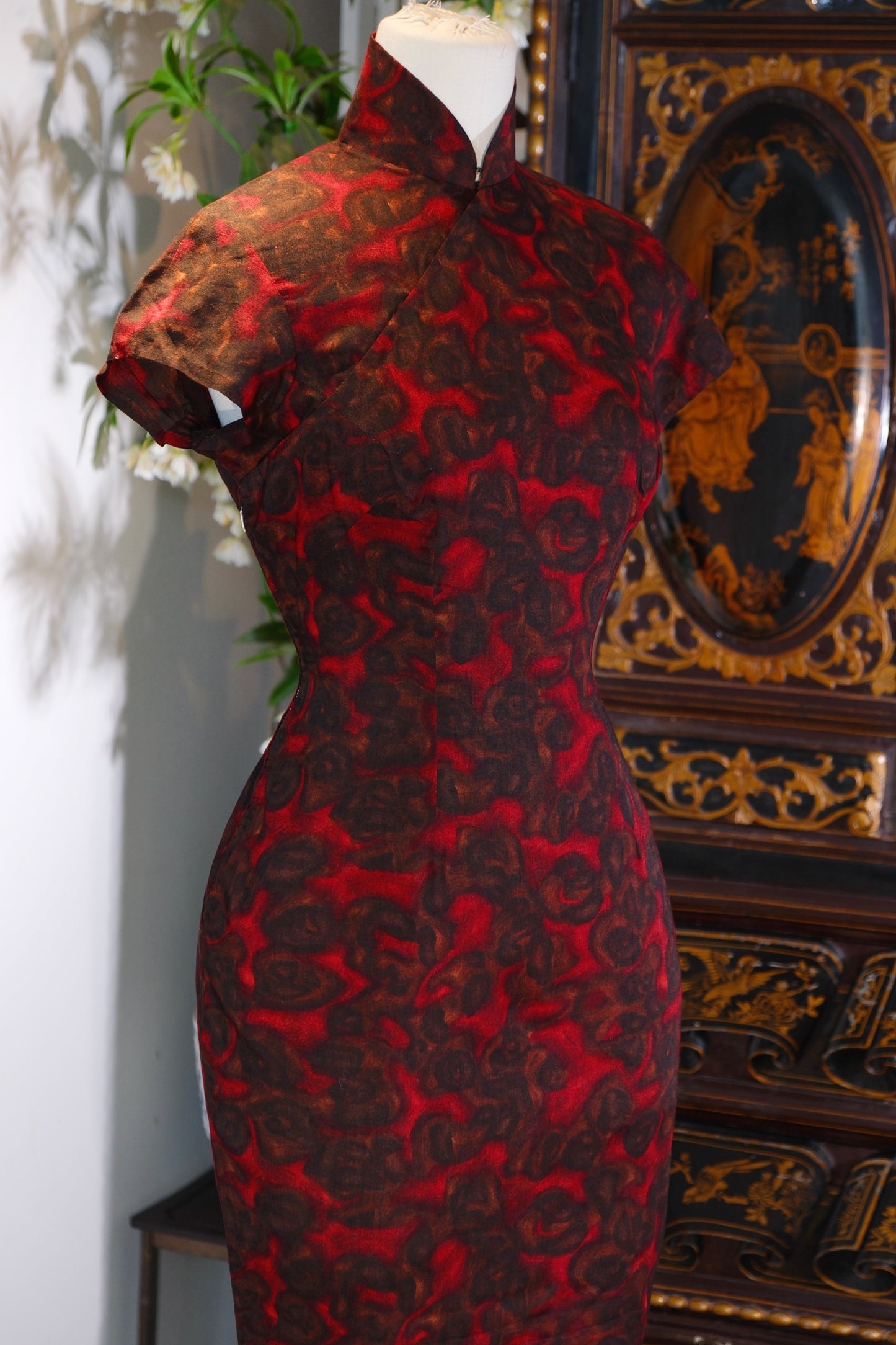 50年代 - 朱墨凝香：一件五十年代港产抽象印花旗袍的服饰史叙事_HL | 1950s - Fragrance in Vermilion and Ink: A Costume History Narrative of a 1950s Hong Kong Abstract Print Qipao_HL