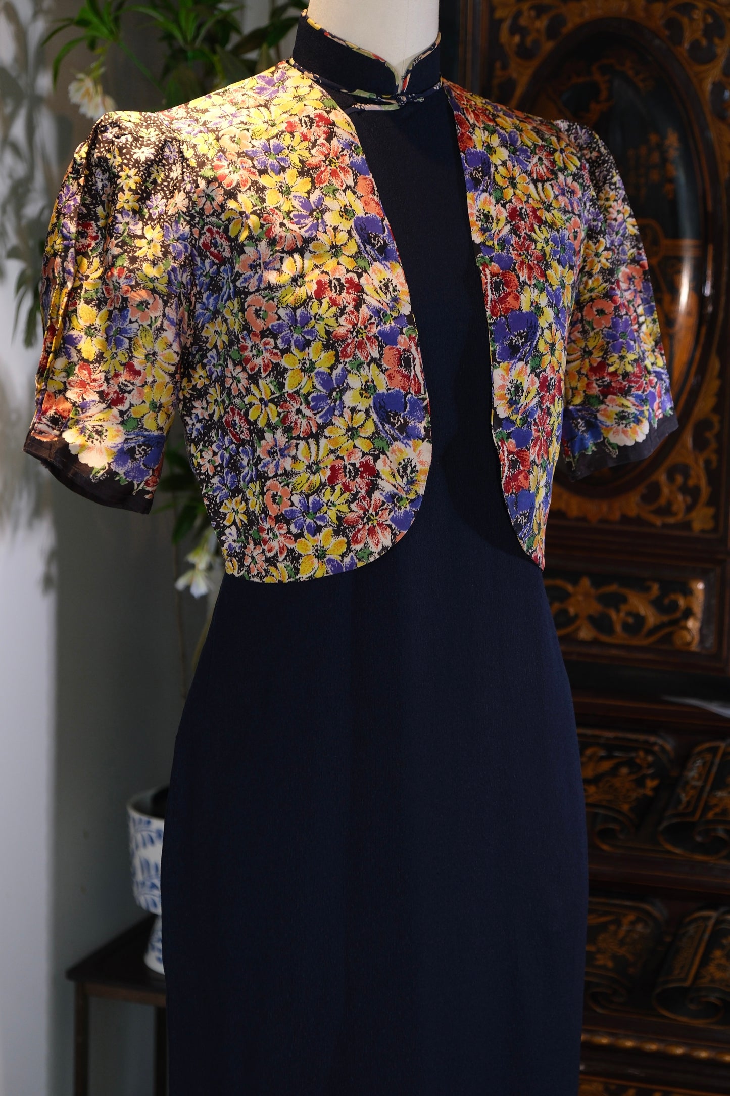 40年代 - 民国风华·墨底繁花旗袍套装_HL | 1940s - The Grace of the Republic: A 1940s Floral-on-Ink Qipao Suit Set_HL