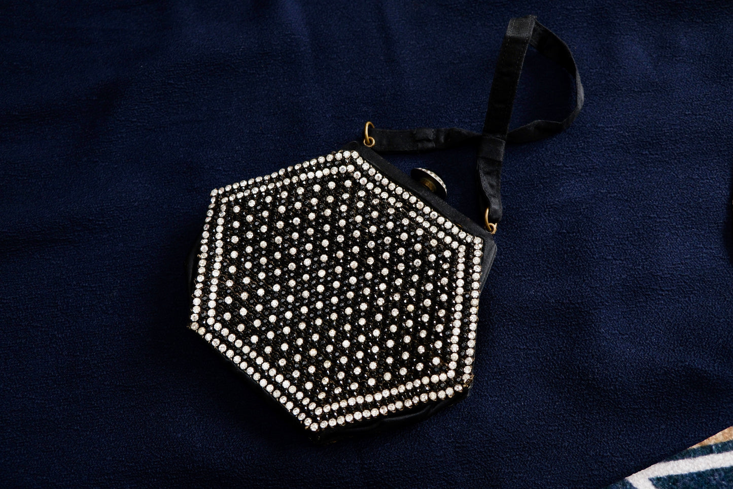 几何的璀璨，时光的低语——一只Art Deco水钻古董包的传奇_HY| Geometric Radiance, Whispers of Time: The Legend of an Art Deco Rhinestone Antique Evening Bag_HY