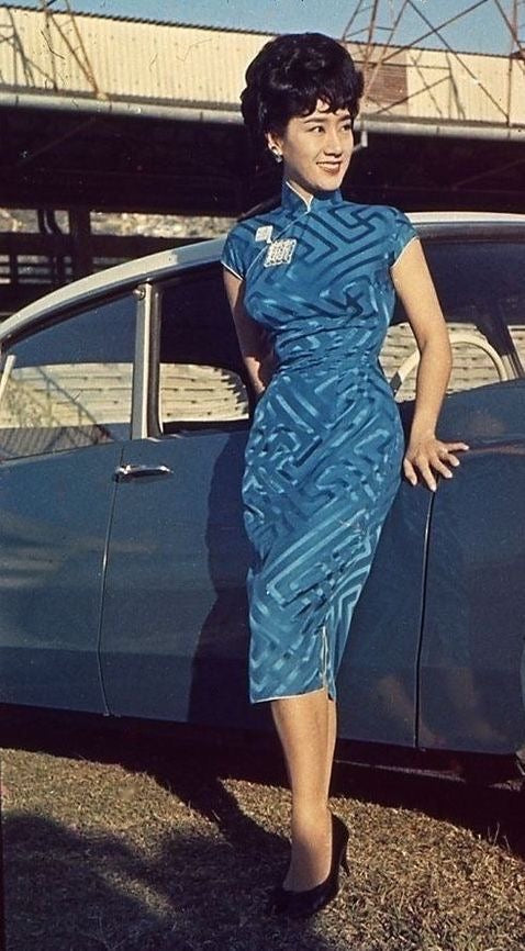 60年代 - 蓝韵流光：一件六十年代港工旗袍的时空叙事 | 1960s - Azure Rhythm in Flow: The Spatiotemporal Narrative of a 1960s Hong Kong-Made Qipao