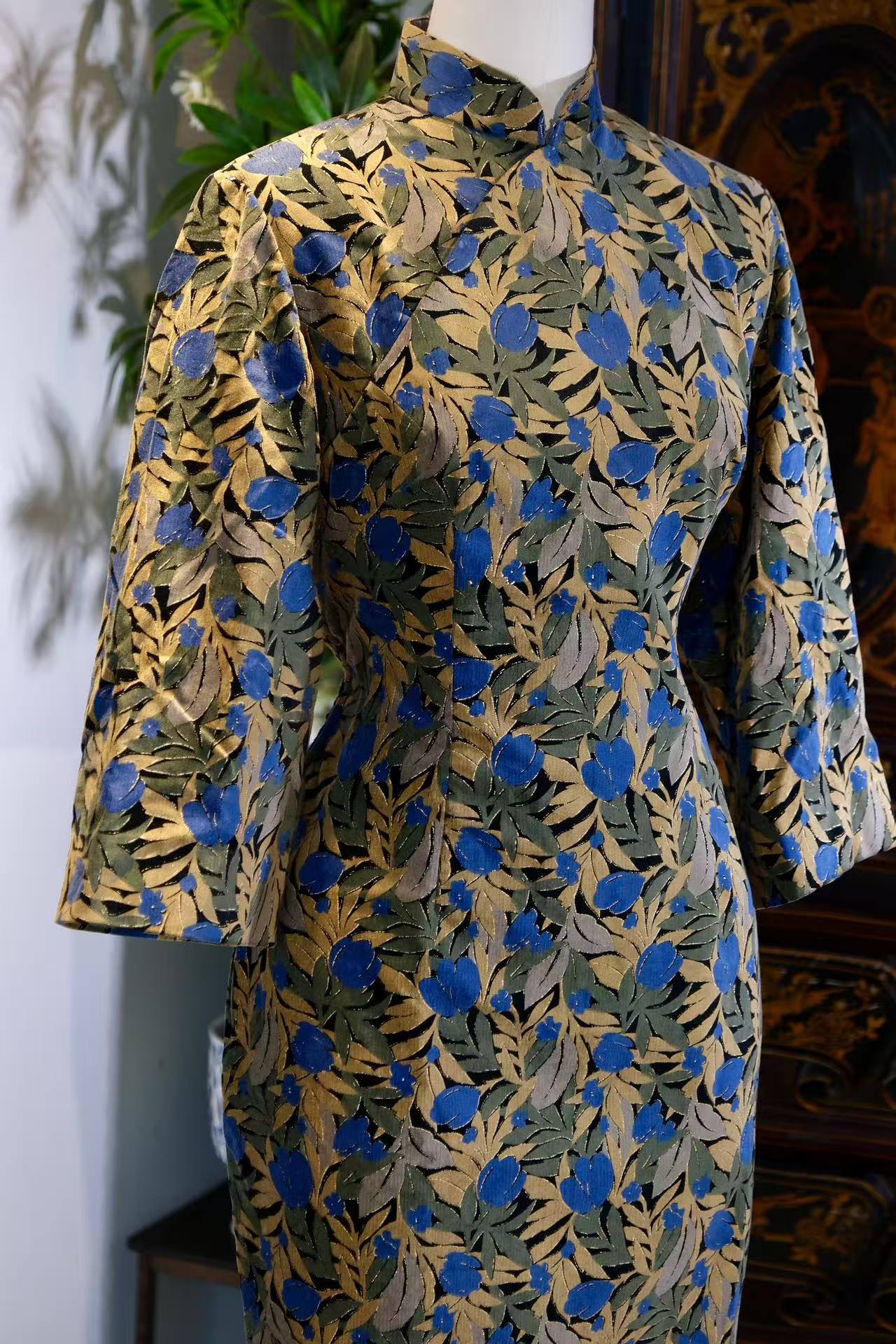 60年代 - 鎏金勾勒香江梦，蓝调沉吟六十年代 | 1960s - Gilded Outlines of a Hong Kong Dream, Blue Tones Murmuring of the 1960s