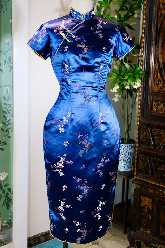 50年代 - 宝蓝织锦缎旗袍：香江遗梦里的梅竹风骨 | 1950s - The Royal Blue Silk Brocade Qipao: The Resilience of Plum and Bamboo in a Hong Kong Dream