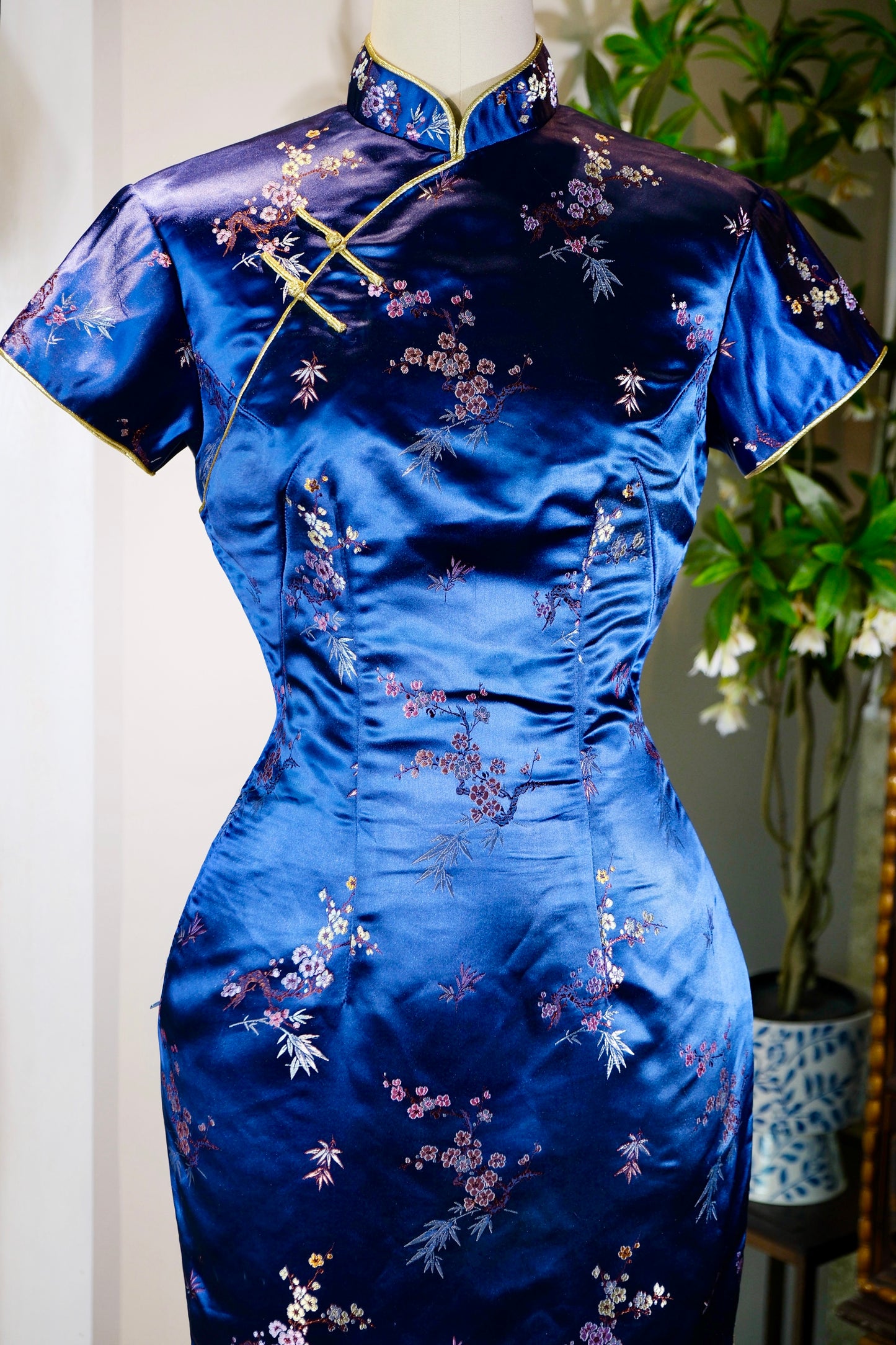 50年代 - 宝蓝织锦缎旗袍：香江遗梦里的梅竹风骨 | 1950s - The Royal Blue Silk Brocade Qipao: The Resilience of Plum and Bamboo in a Hong Kong Dream