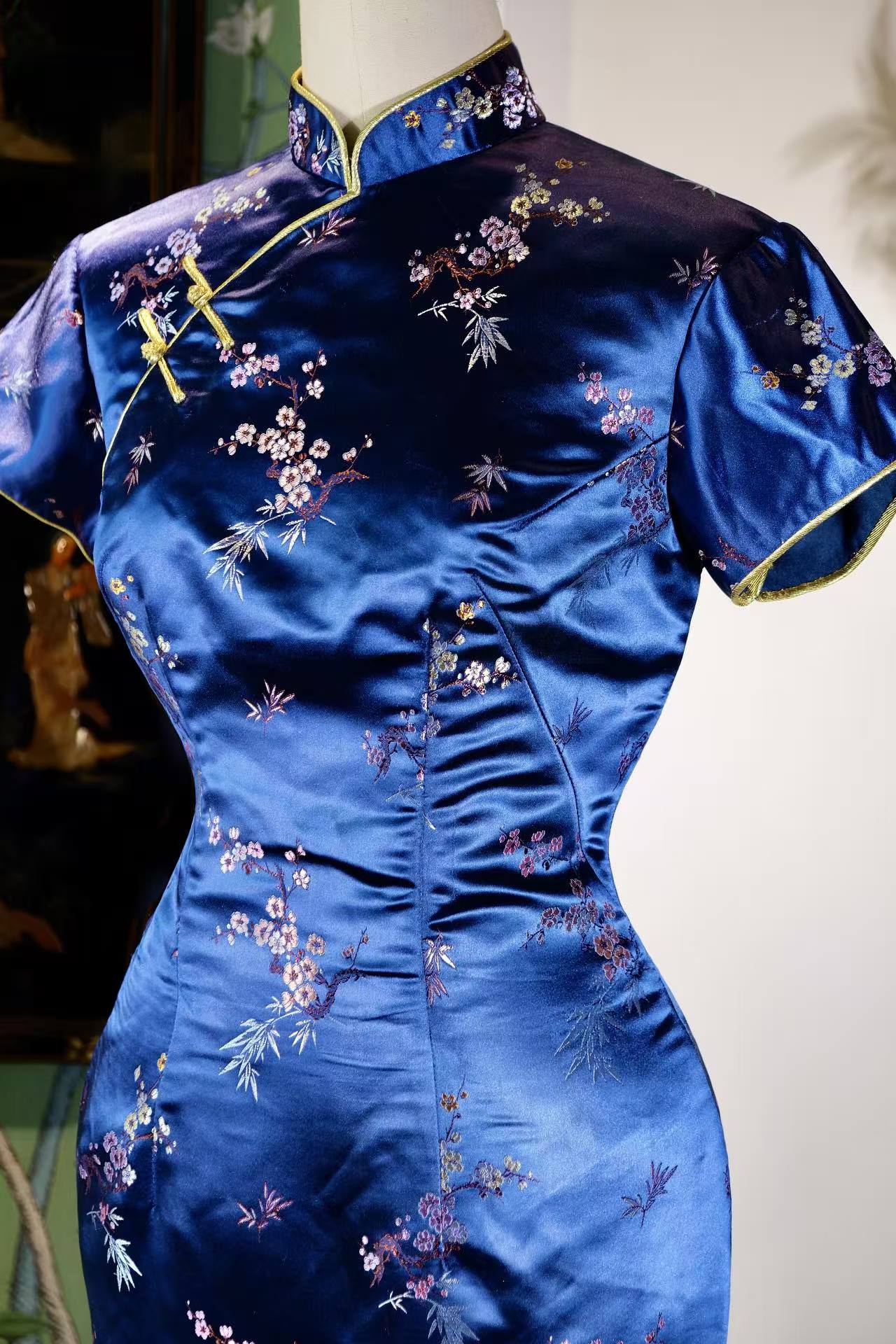 50年代 - 宝蓝织锦缎旗袍：香江遗梦里的梅竹风骨 | 1950s - The Royal Blue Silk Brocade Qipao: The Resilience of Plum and Bamboo in a Hong Kong Dream